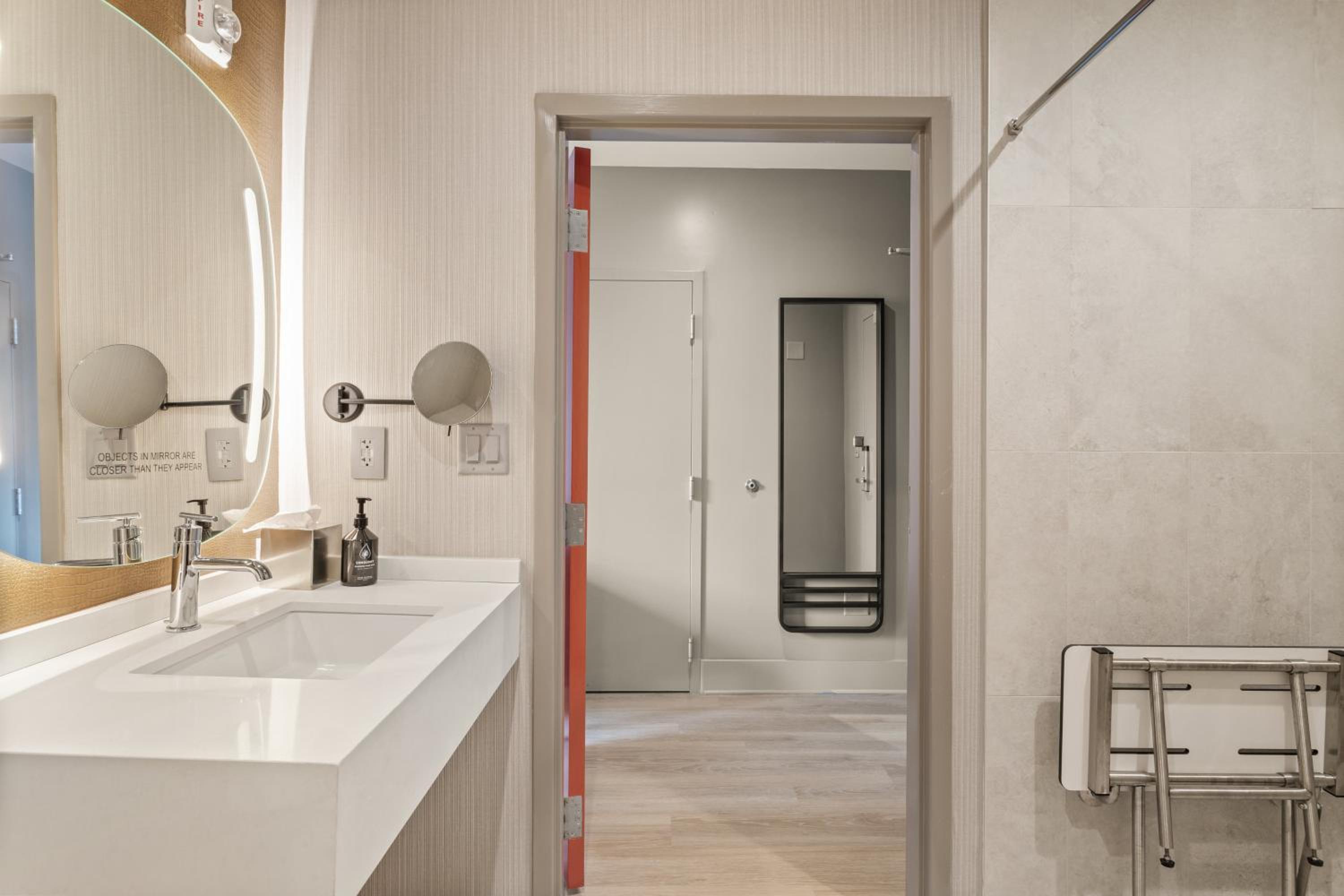King Room - Mobility Access/Roll in Shower - Non-Smoking - Photo 2
