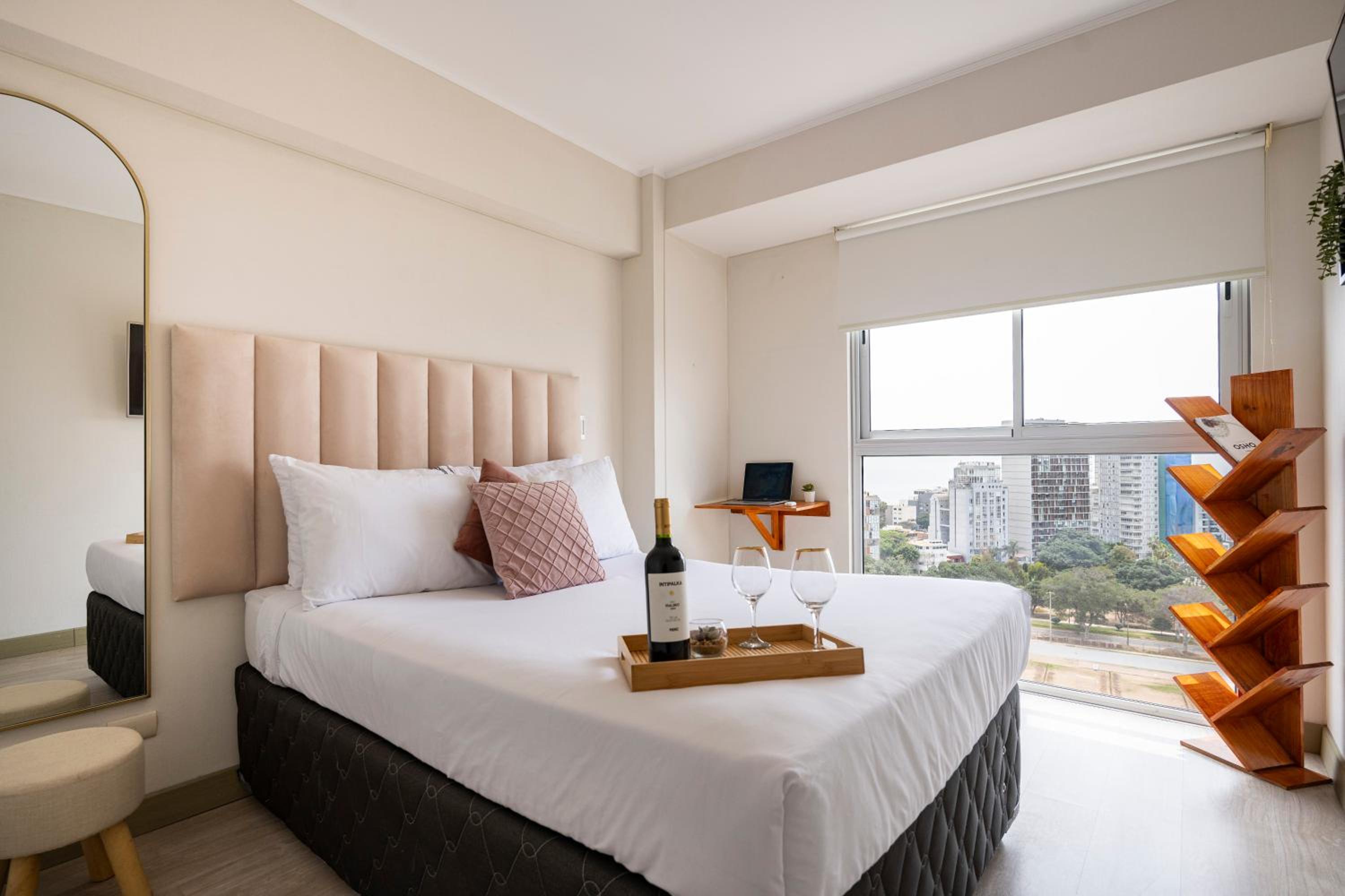One-Bedroom Apartment with Balcony and City View photo 3