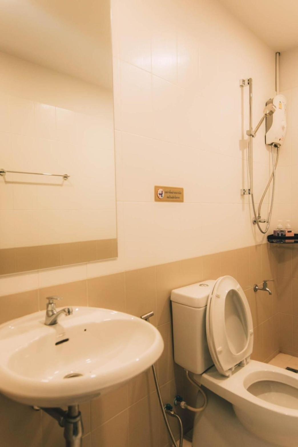 Quadruple Room with Private Bathroom - Photo 9