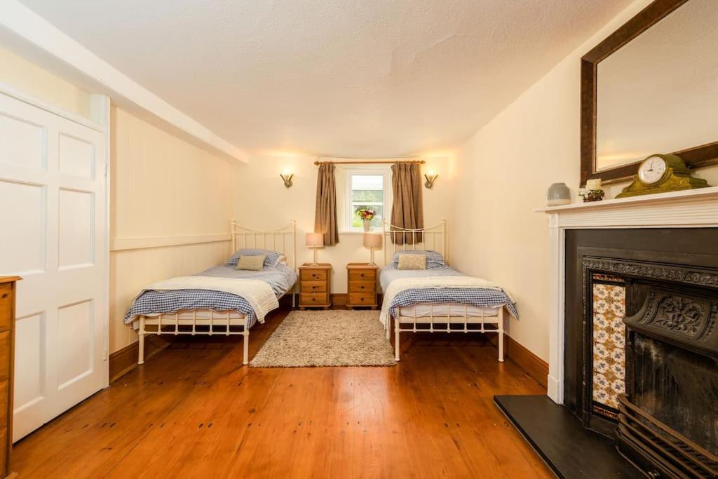 Seven-Bedroom House photo 1