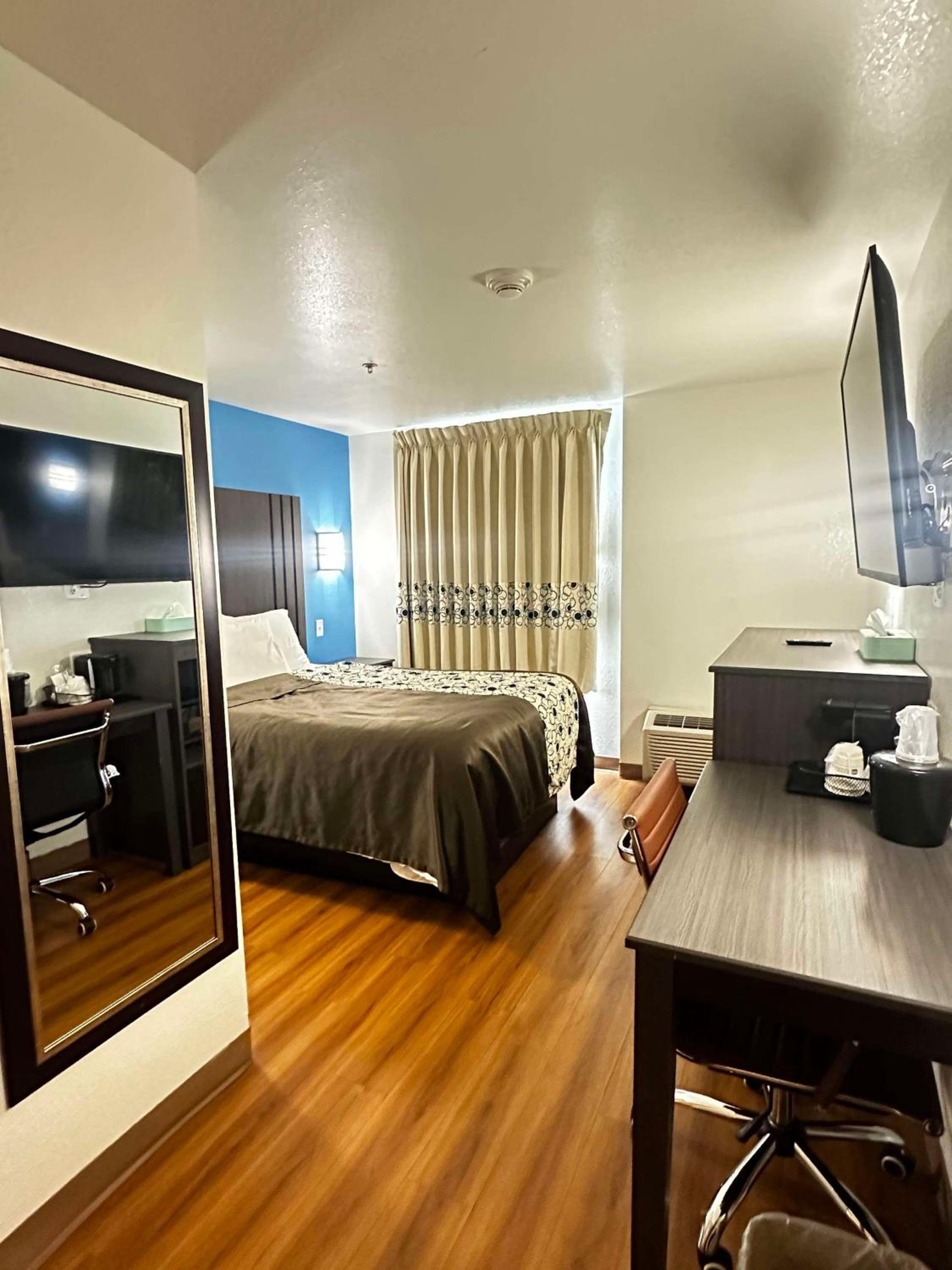 Queen Room with Roll-In Shower - Mobility Access photo 1