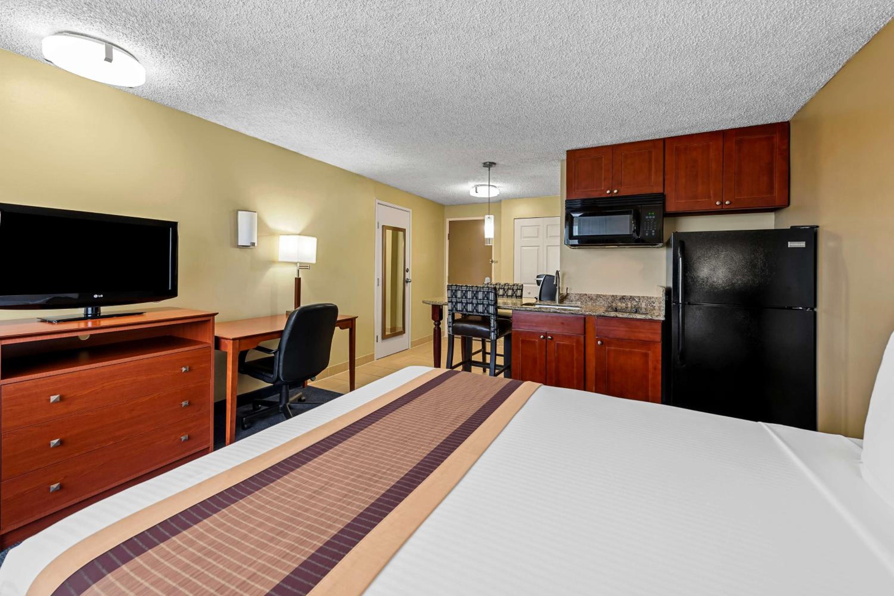 Queen Room with Kitchenette - Non-Smoking
