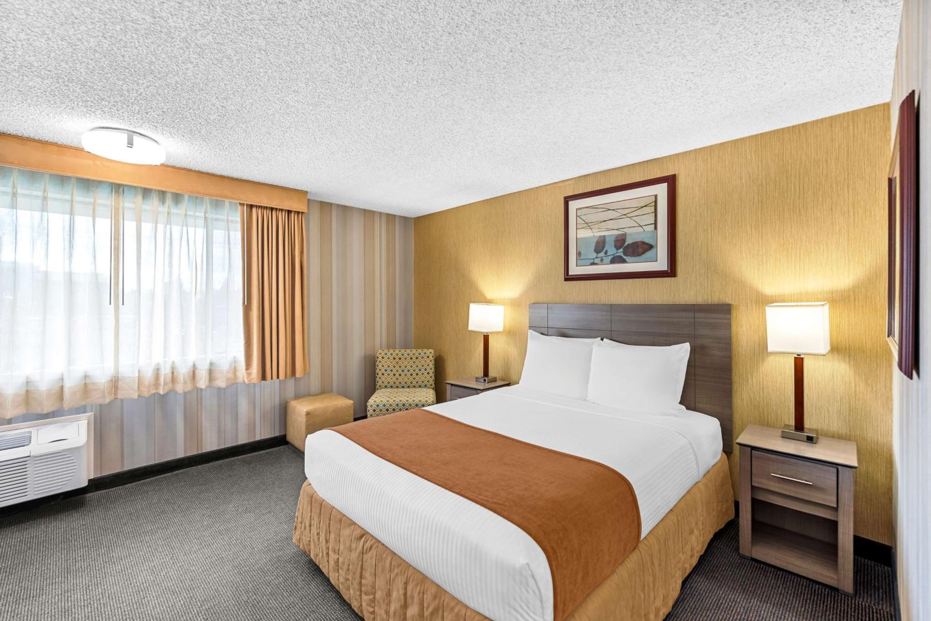 Queen Room with Roll-in Shower - Non-Smoking/Mobility Access