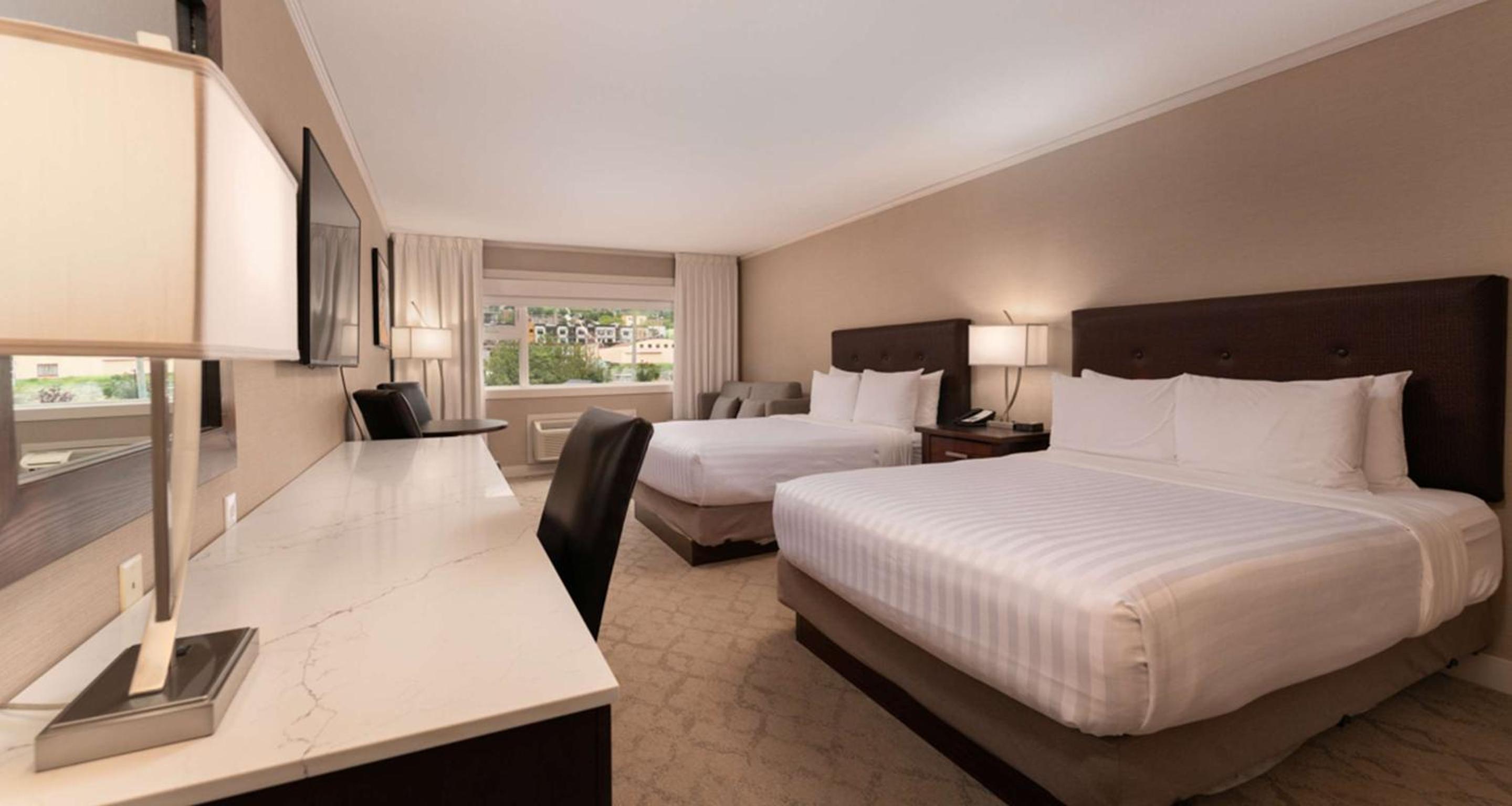 Queen Room with Two Queen Beds and Spa Bath photo 1