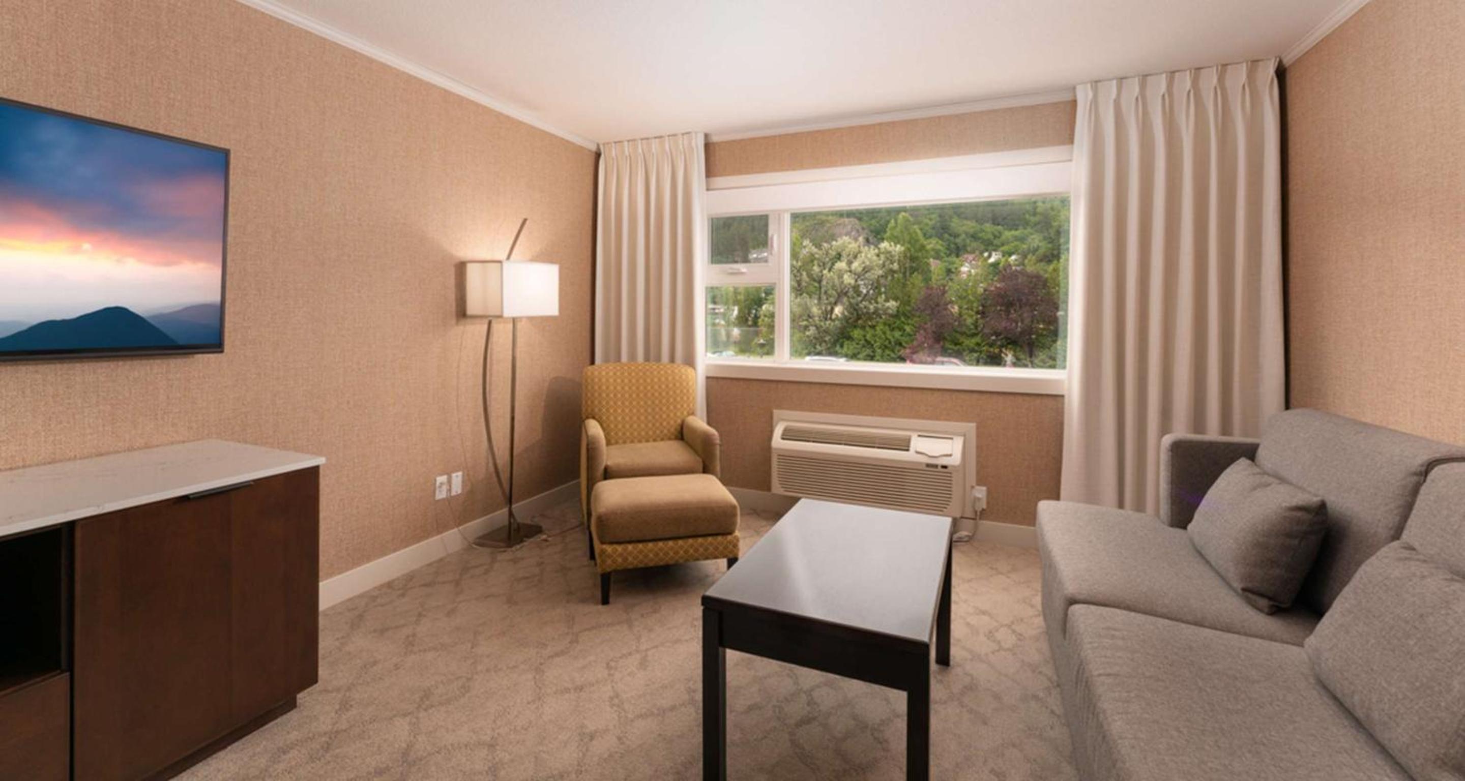 King Room with Sofa Bed - Non-Smoking photo 3