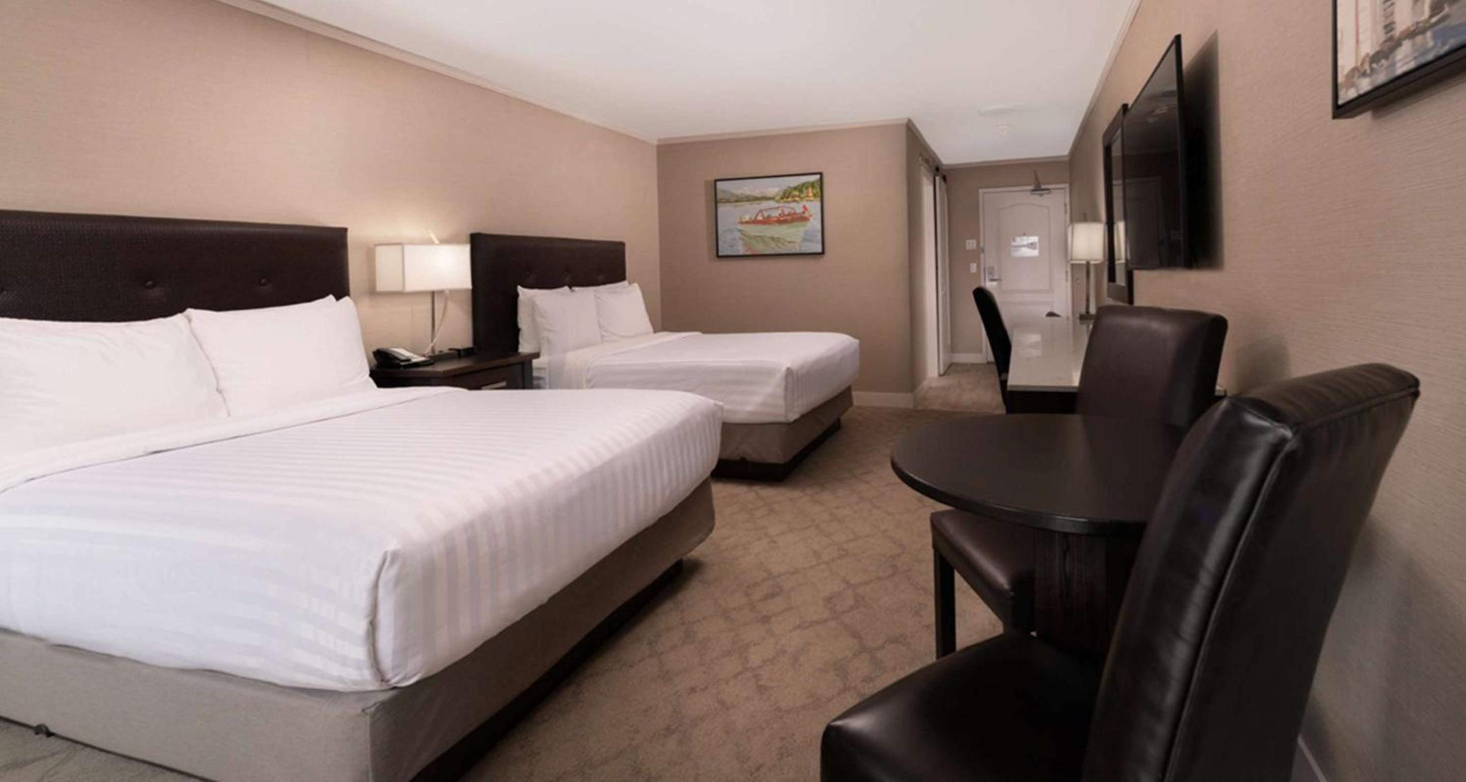 Queen Room with Two Queen Beds, Spa Bath and Lake View photo 2