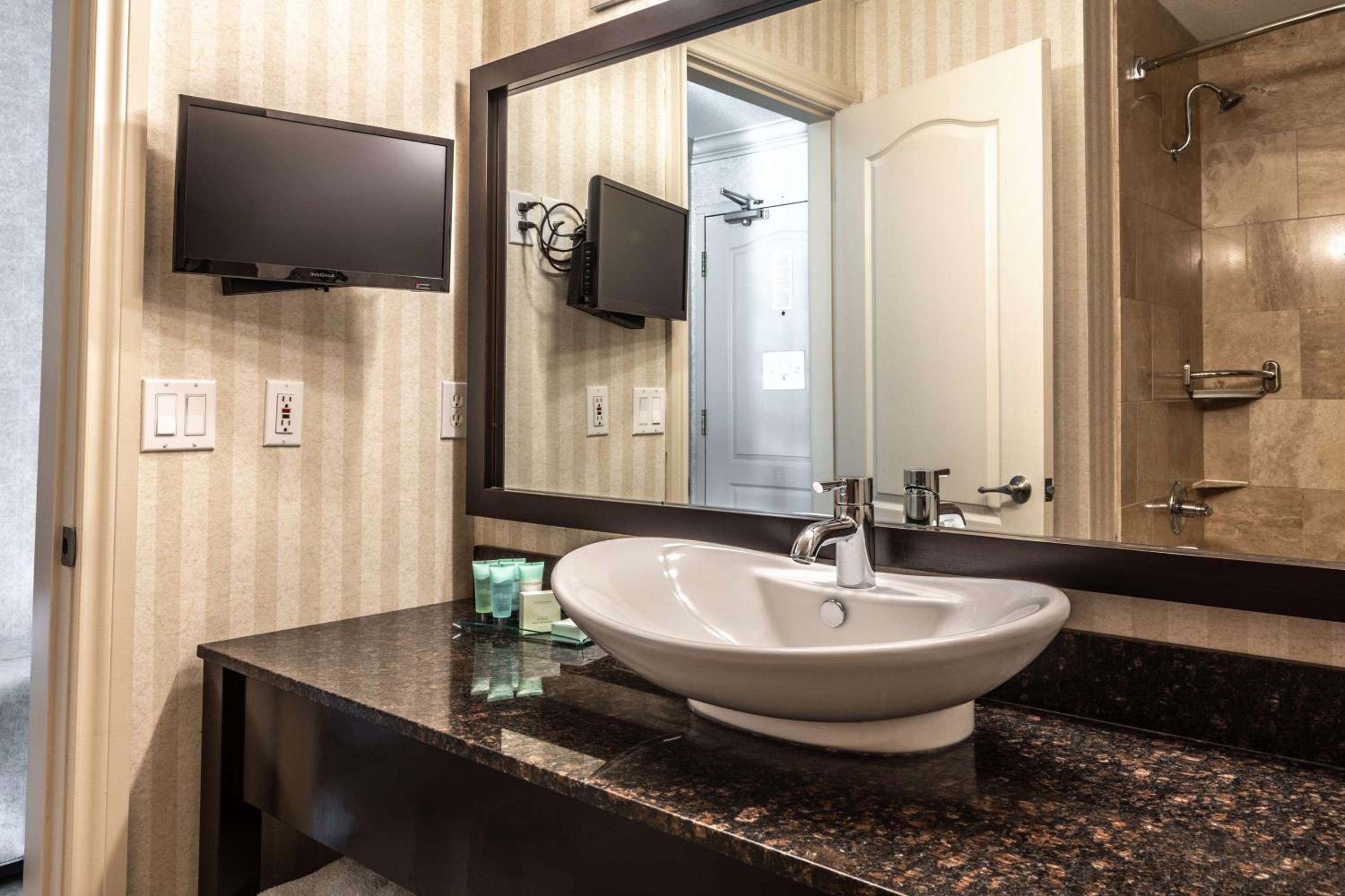 Queen Room with Two Queen Beds and Spa Bath photo 3