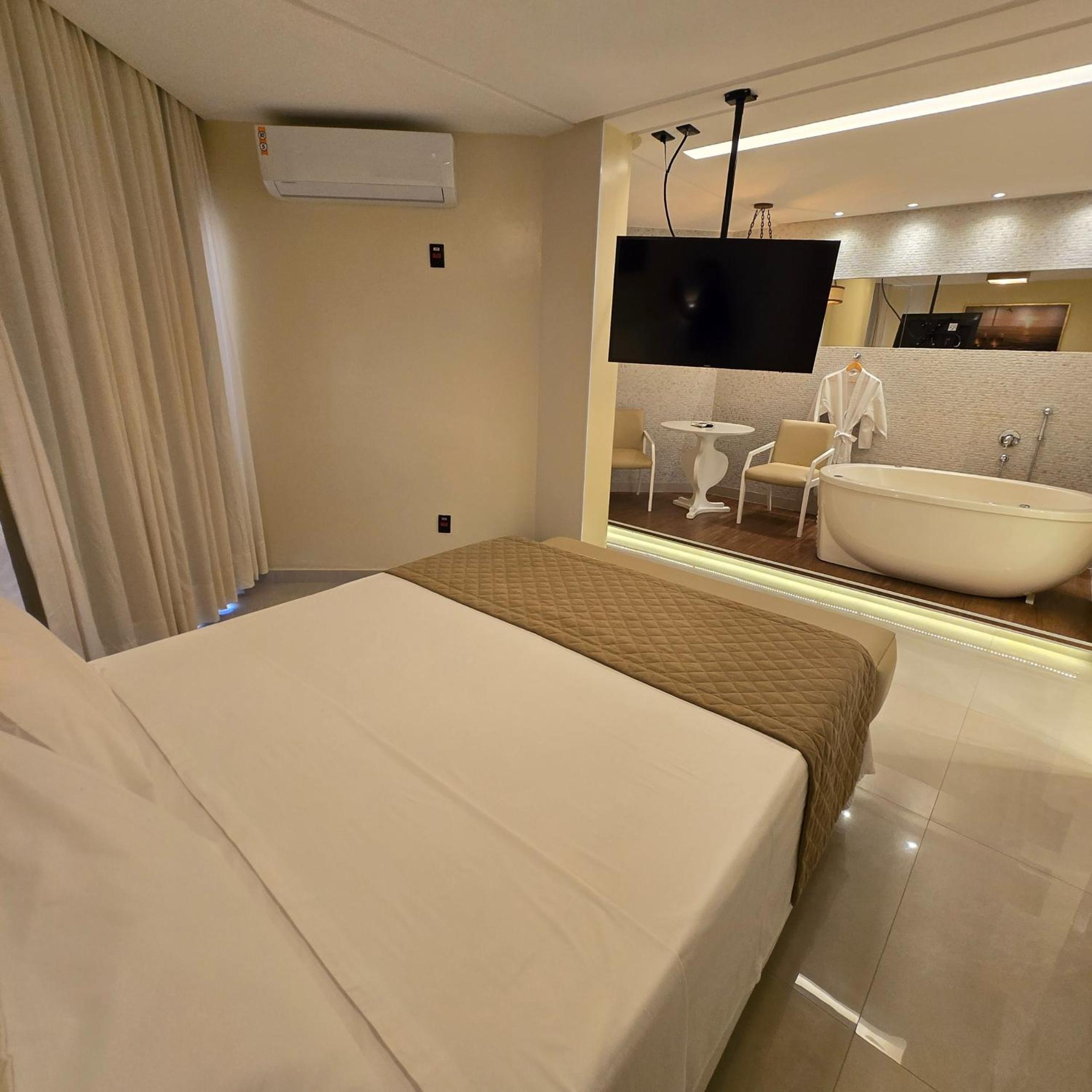 Suite with Hot Tub photo 3
