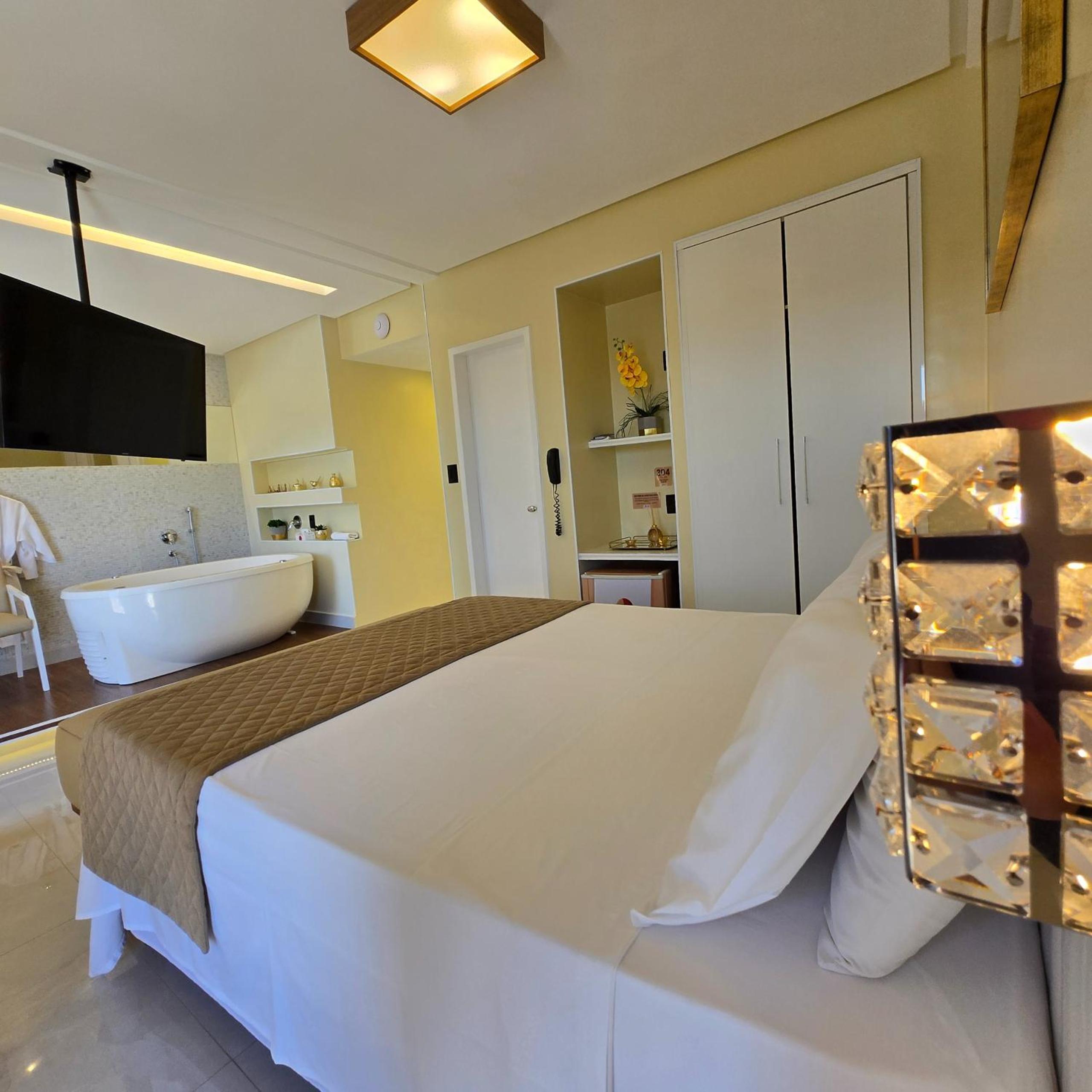 Suite with Hot Tub photo 1