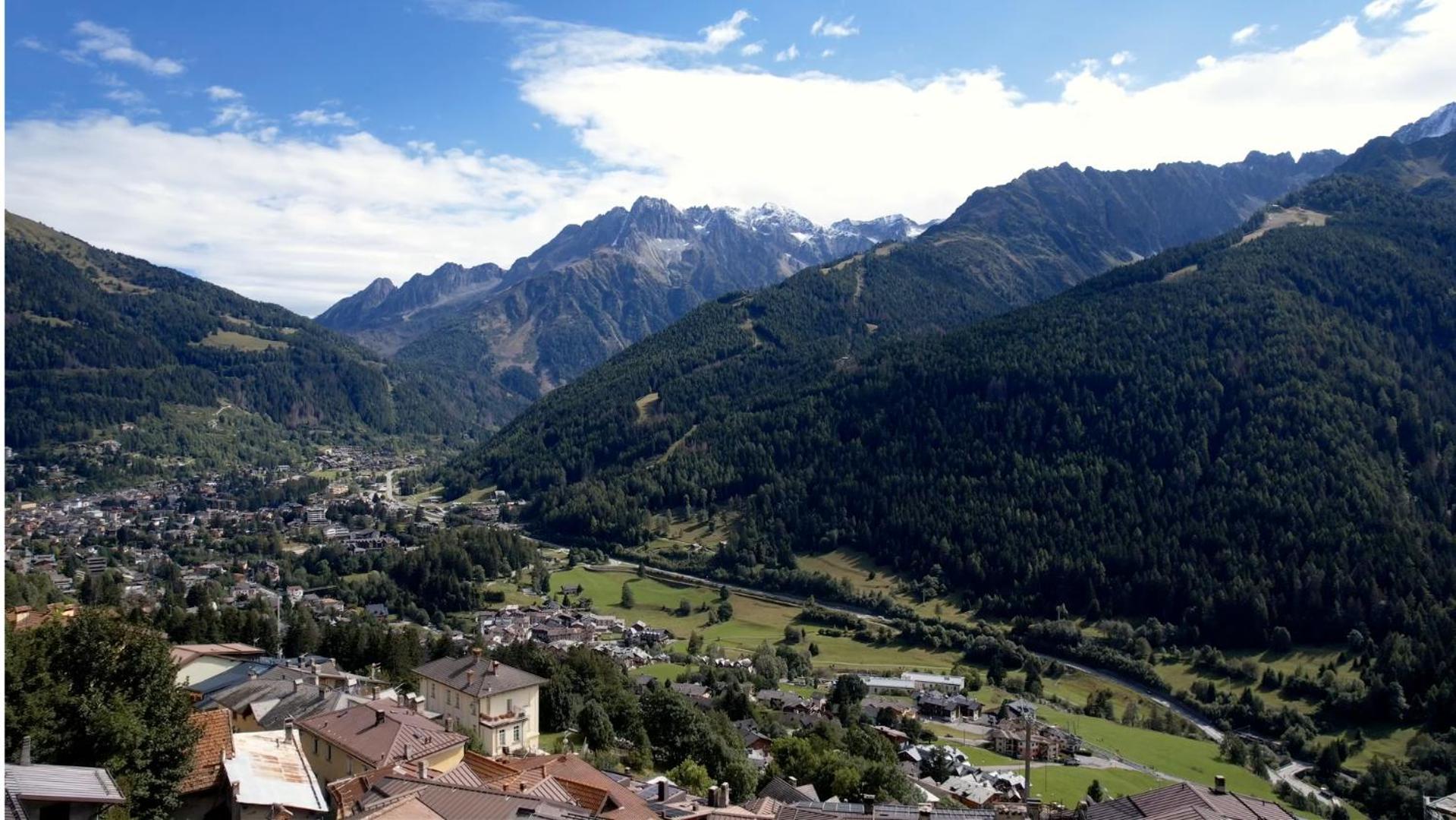 Three-Bedroom Apartment with Mountain View photo 2