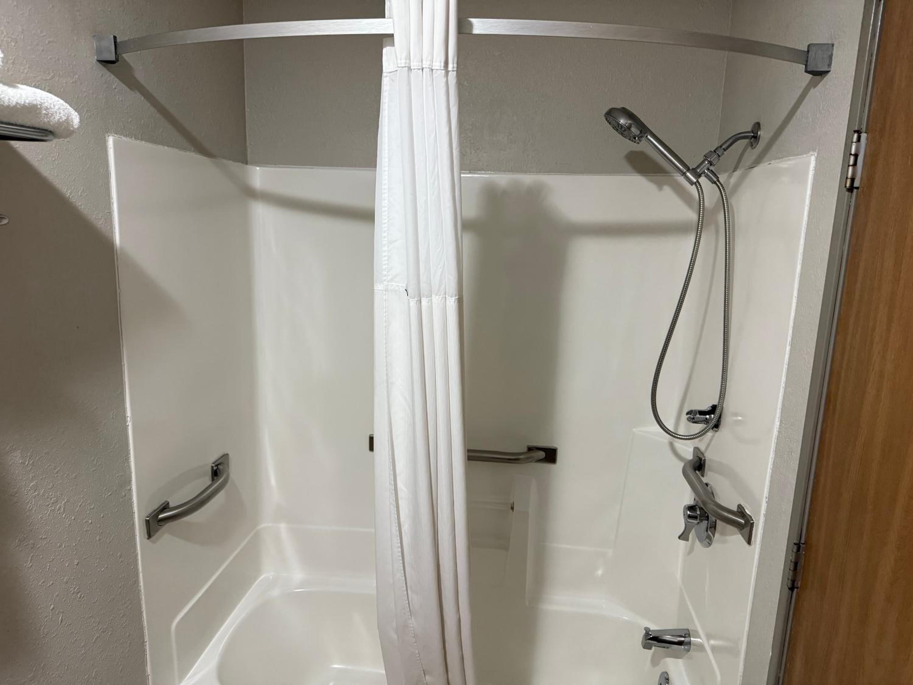 King Room with Bath Tub - Mobility Accessible/Non-Smoking - Photo 4