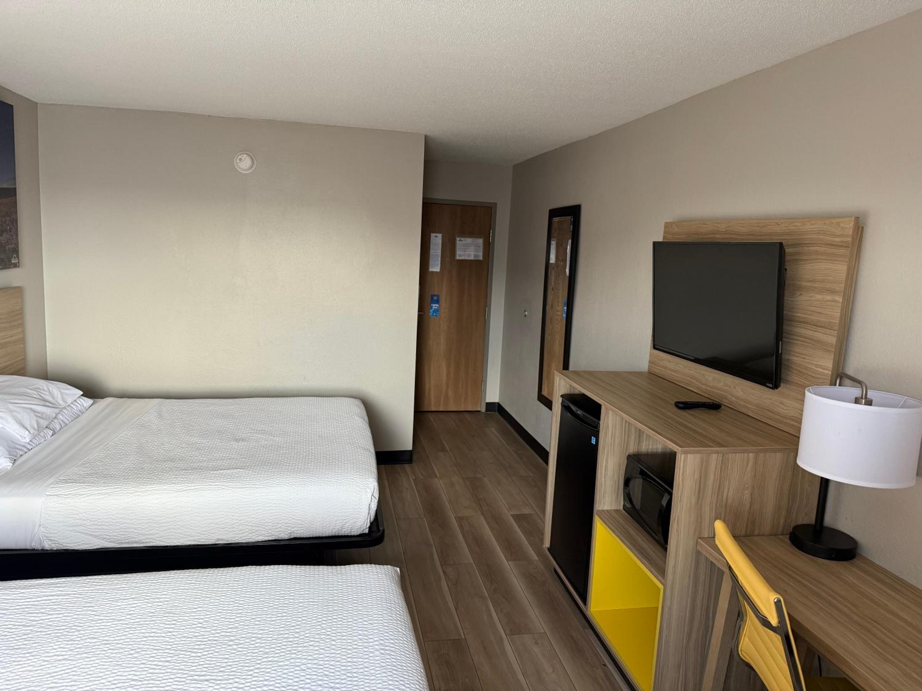 Queen Room with Two Queen Beds - Non-Smoking - Photo 5