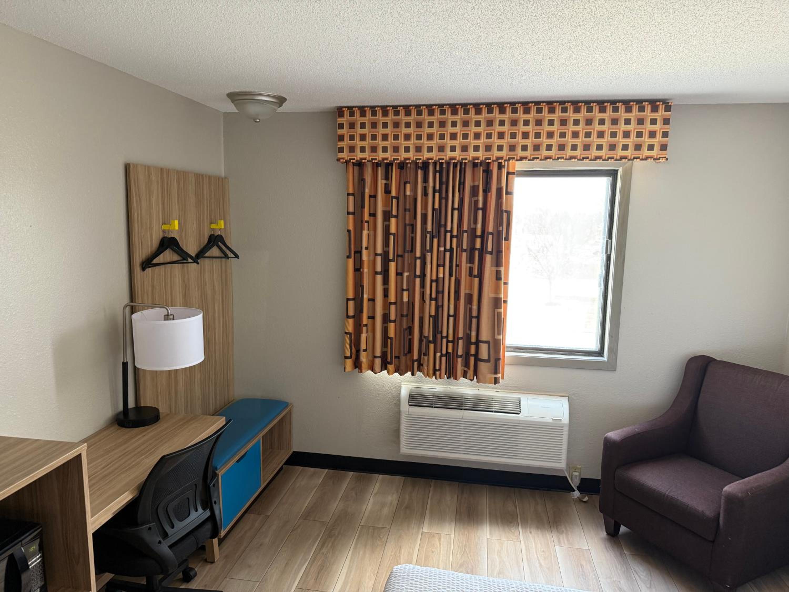 Queen Room - Non-Smoking - Photo 1