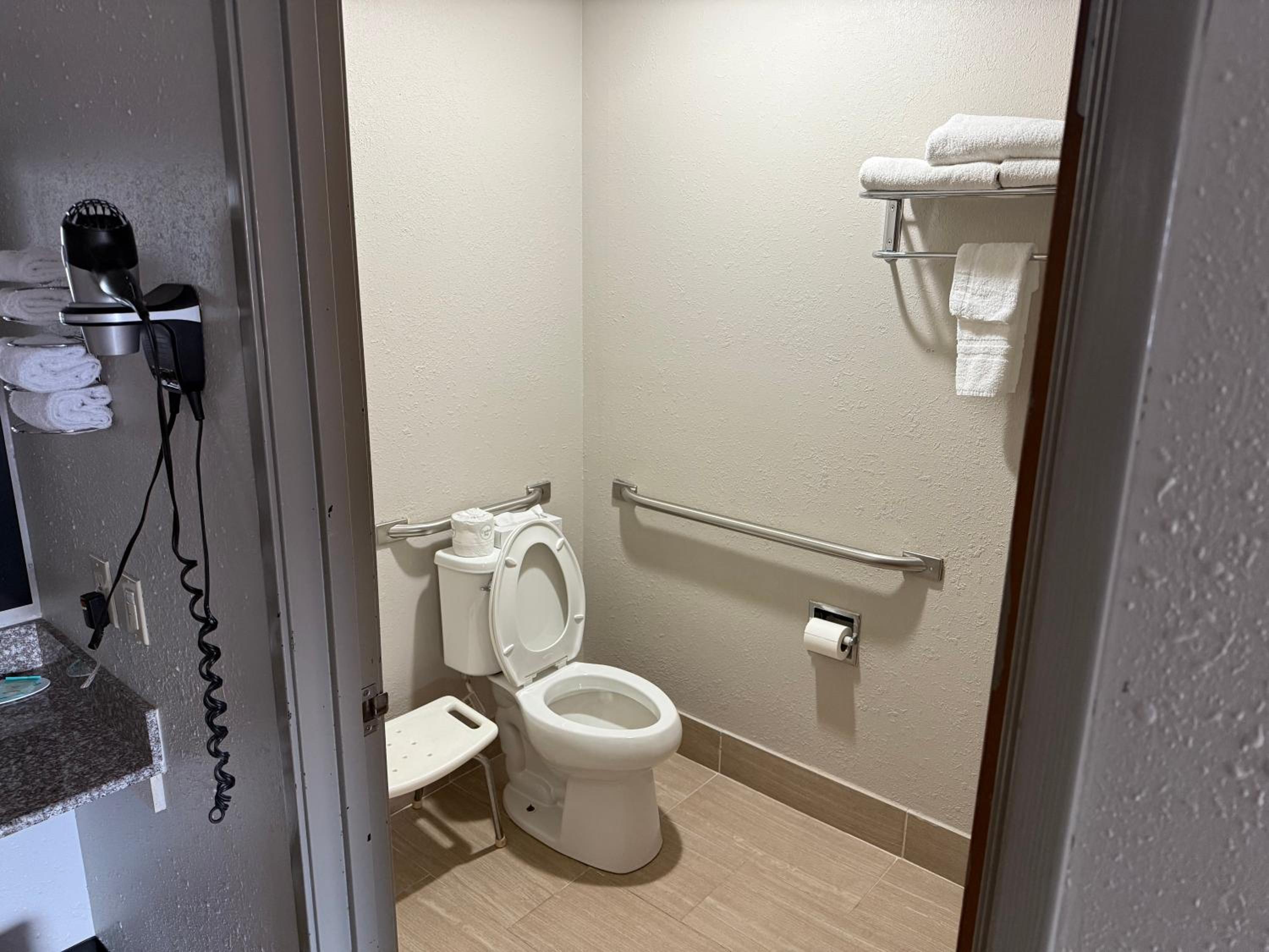 King Room with Bath Tub - Mobility Accessible/Non-Smoking - Photo 2