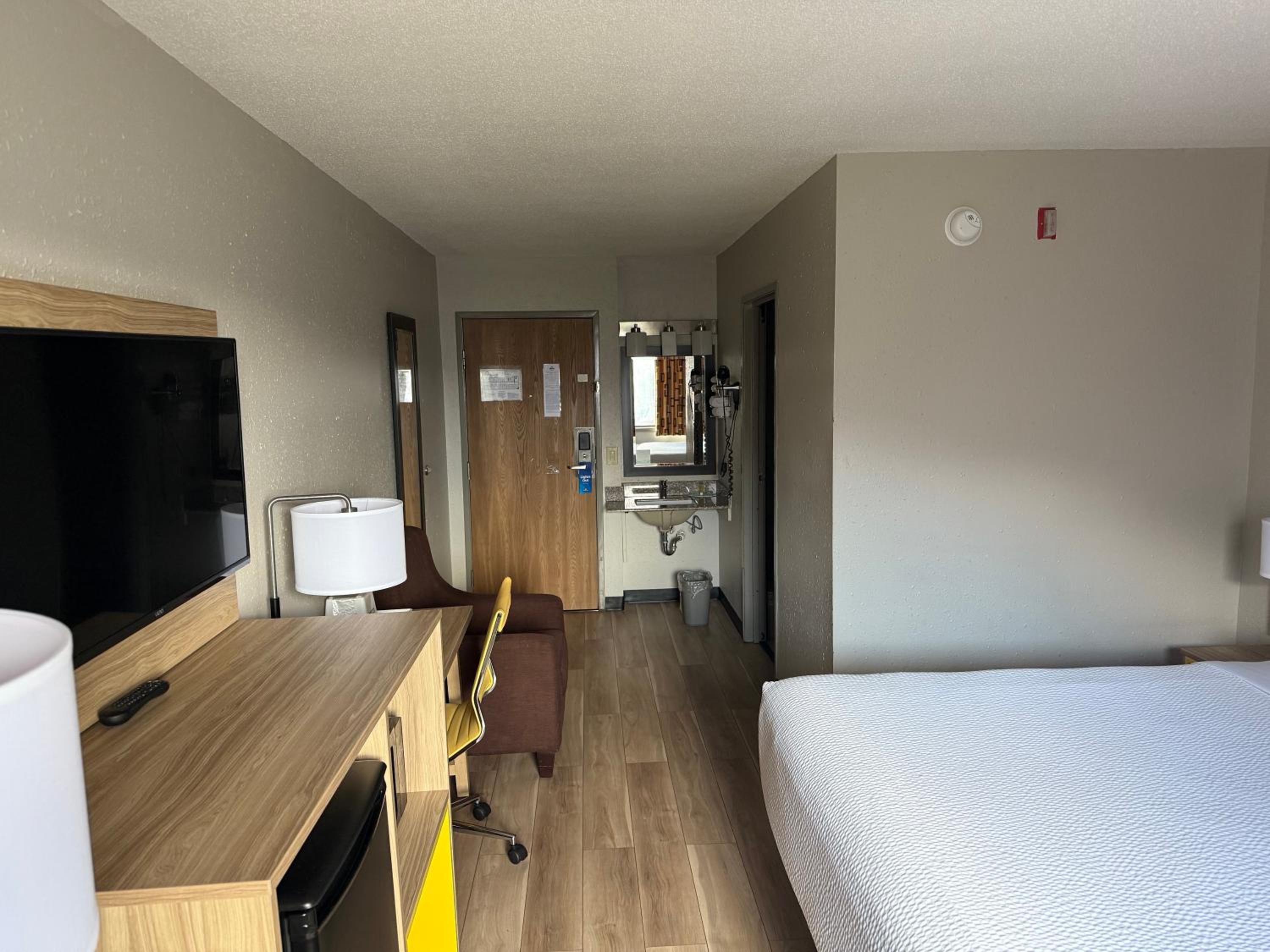 King Room with Bath Tub - Mobility Accessible/Non-Smoking - Photo 7