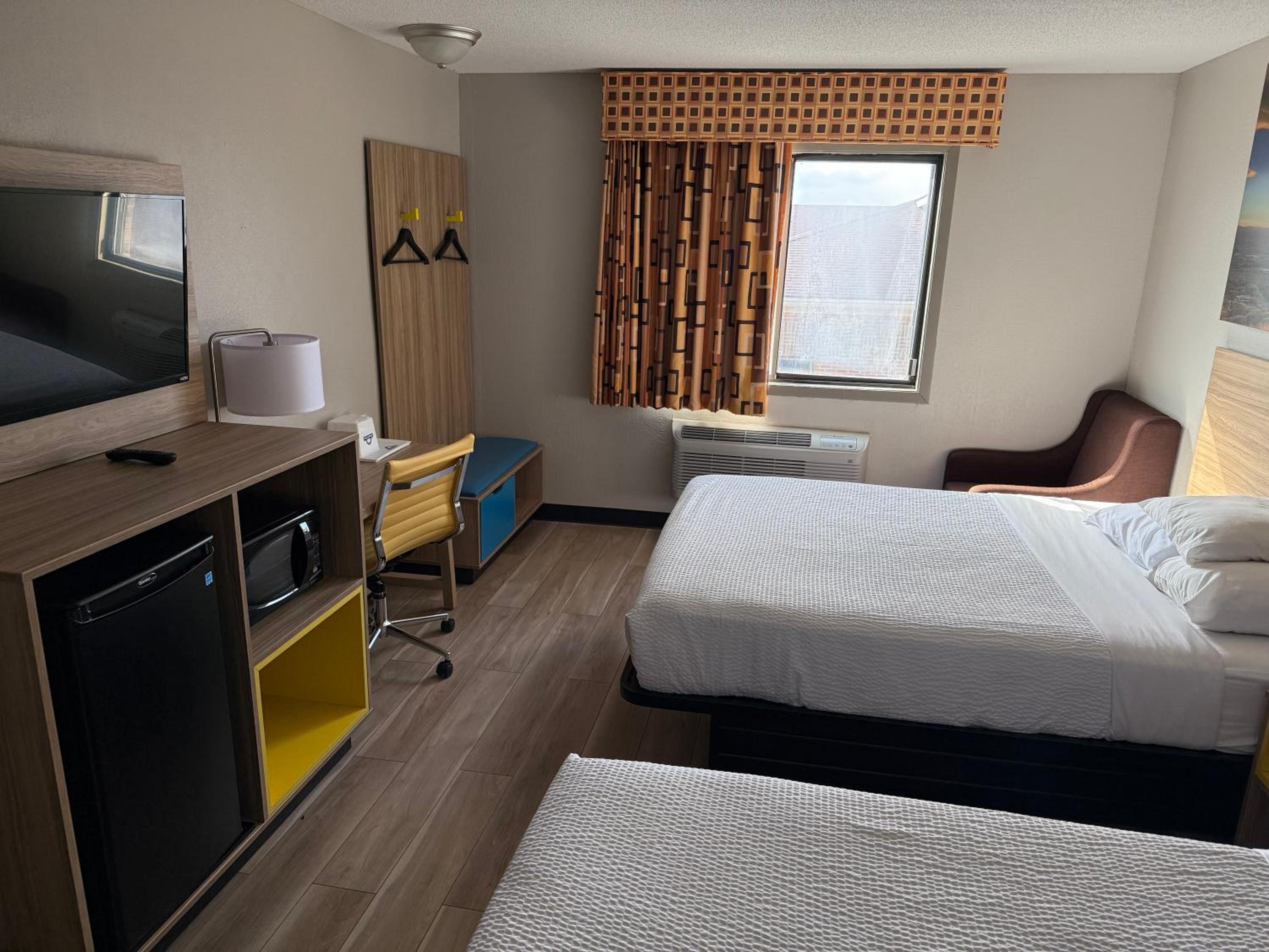 Queen Room with Two Queen Beds - Non-Smoking - Photo 4
