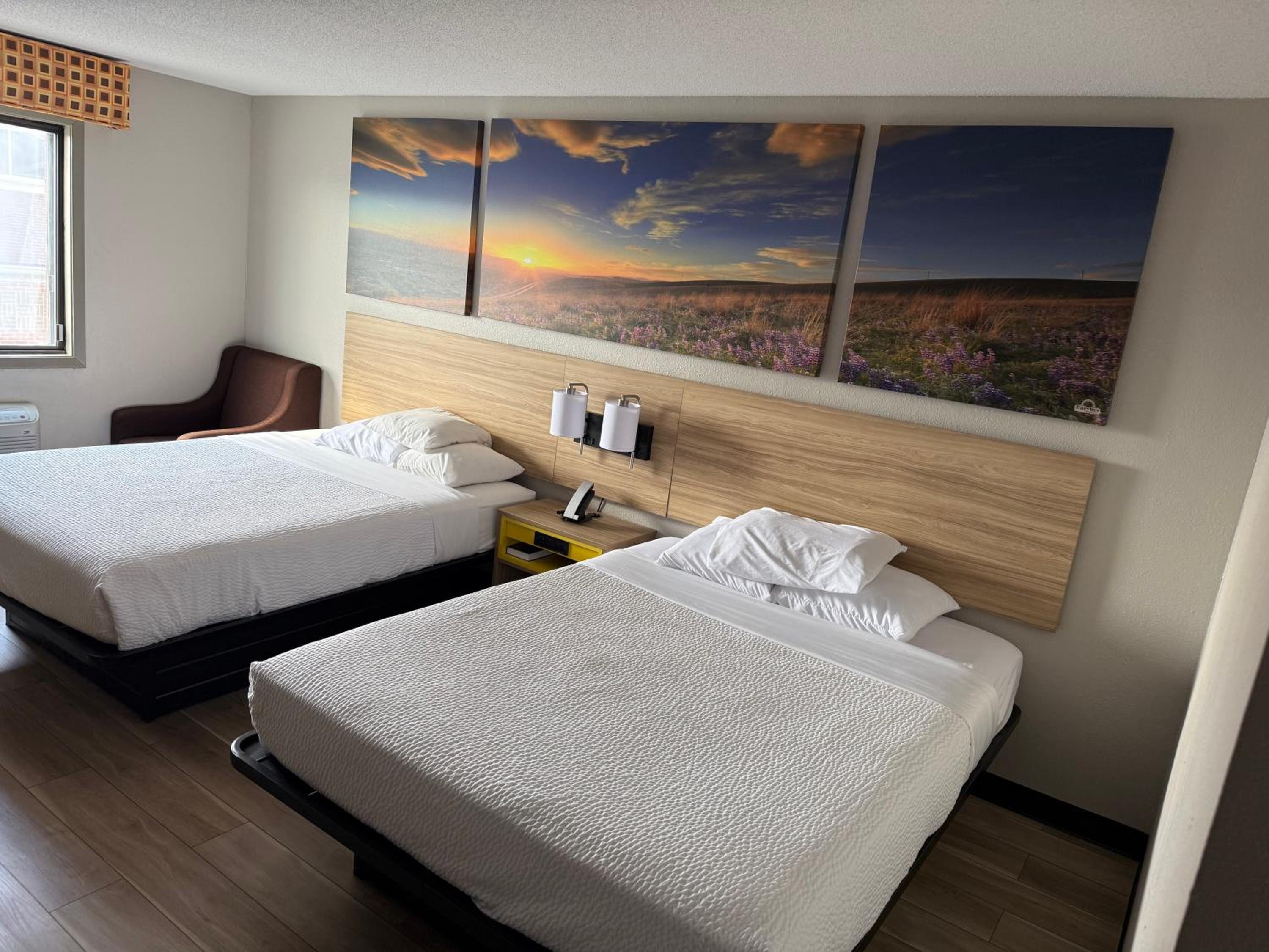 Queen Room with Two Queen Beds - Non-Smoking - Photo 2