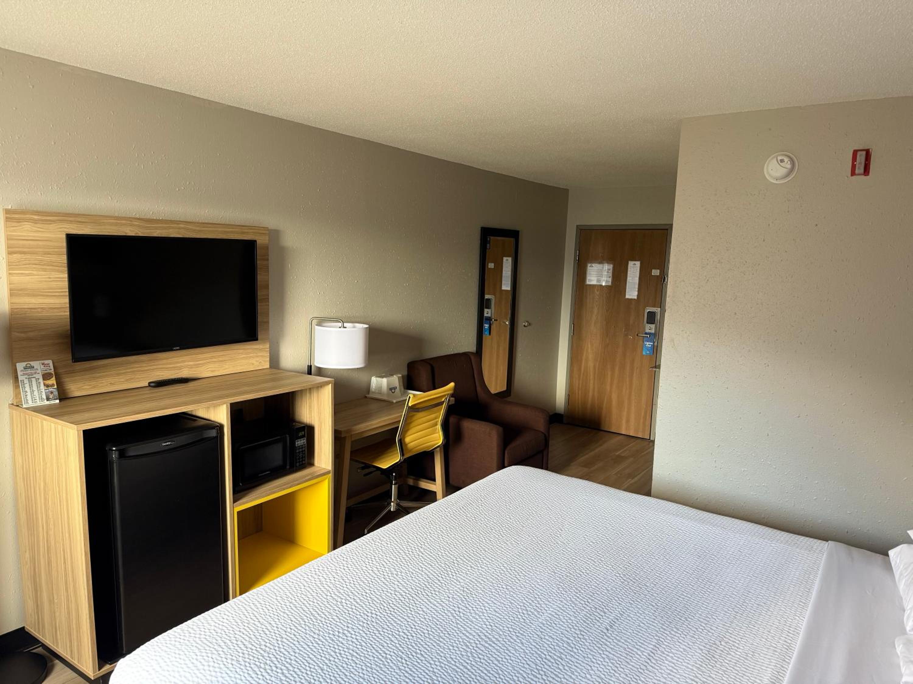 King Room with Bath Tub - Mobility Accessible/Non-Smoking - Photo 5