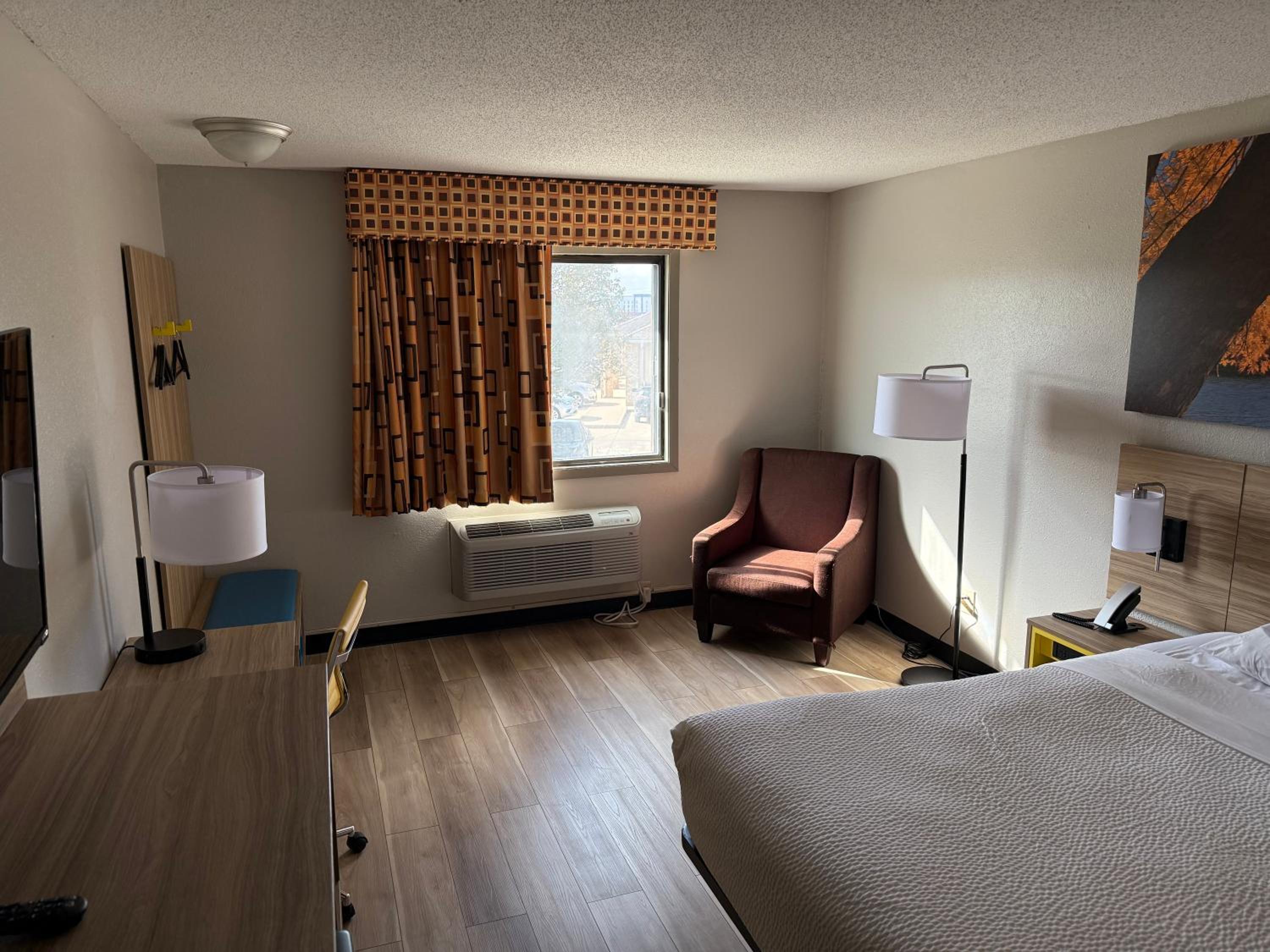 King Room - Non-Smoking - Photo 5