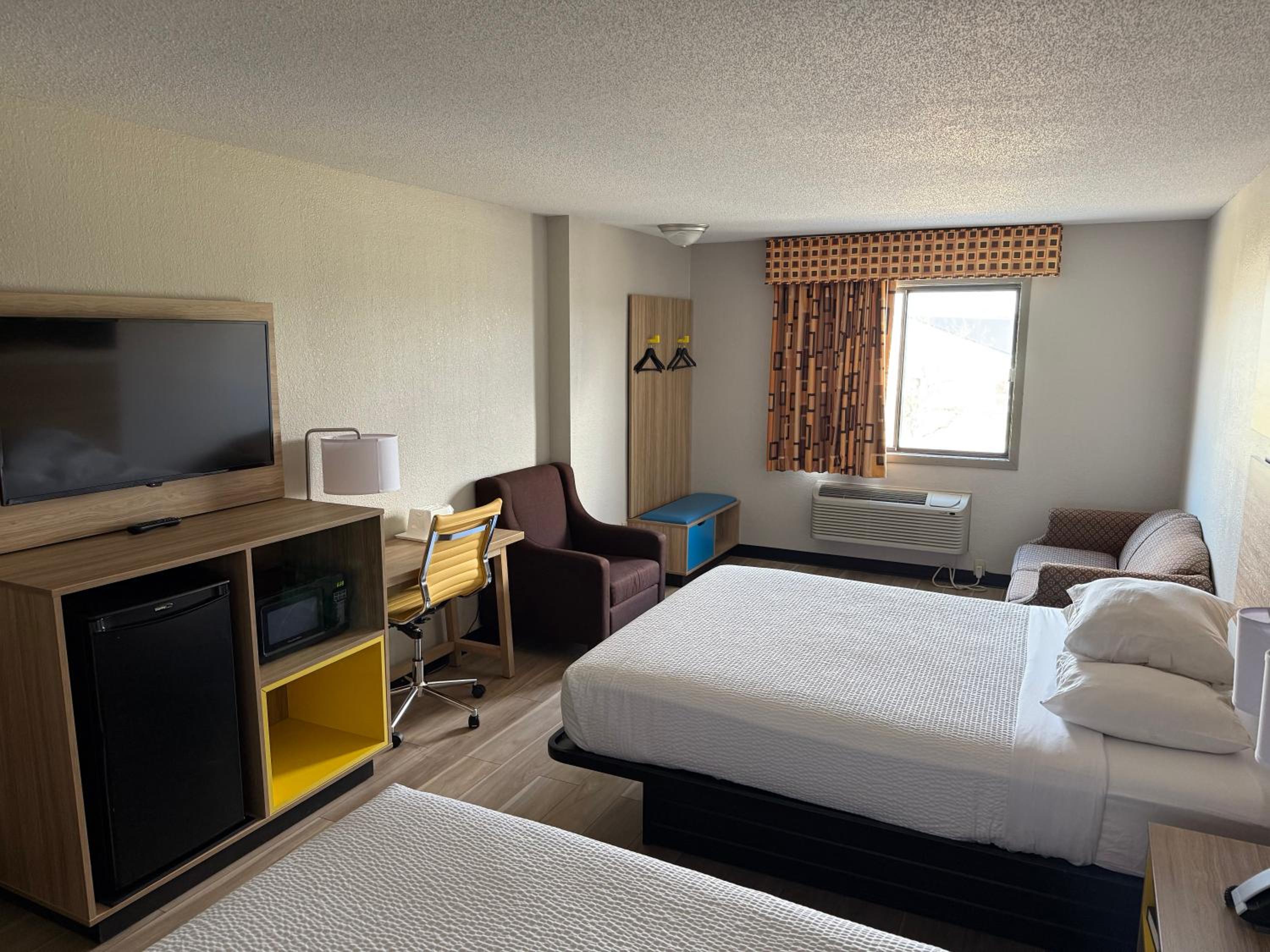 Queen Room with Two Queen Beds - Non-Smoking - Photo 1