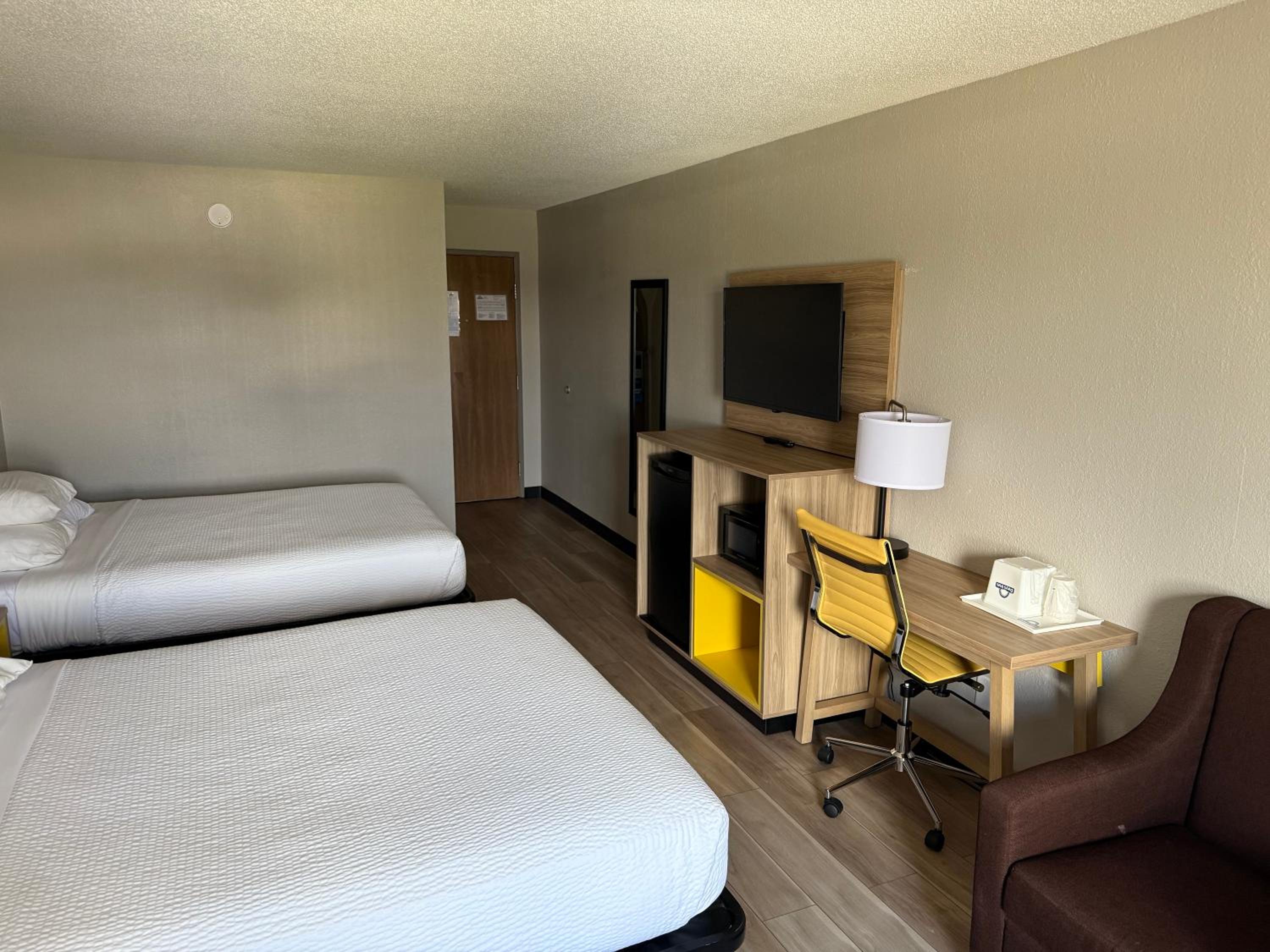 Deluxe Queen Room with Two Queen Beds - Non-Smoking - Photo 4