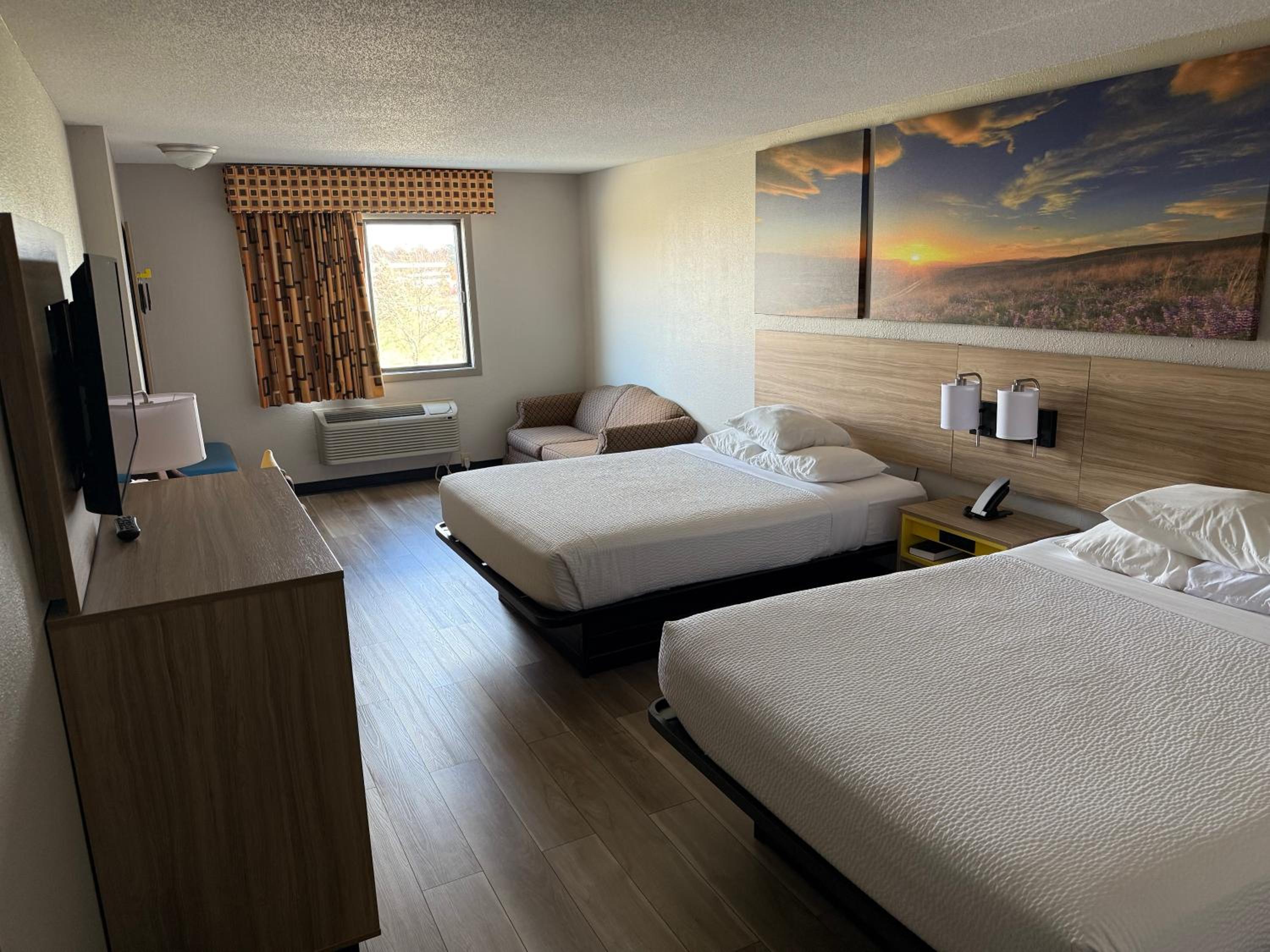 Deluxe Queen Room with Two Queen Beds - Non-Smoking - Photo 5