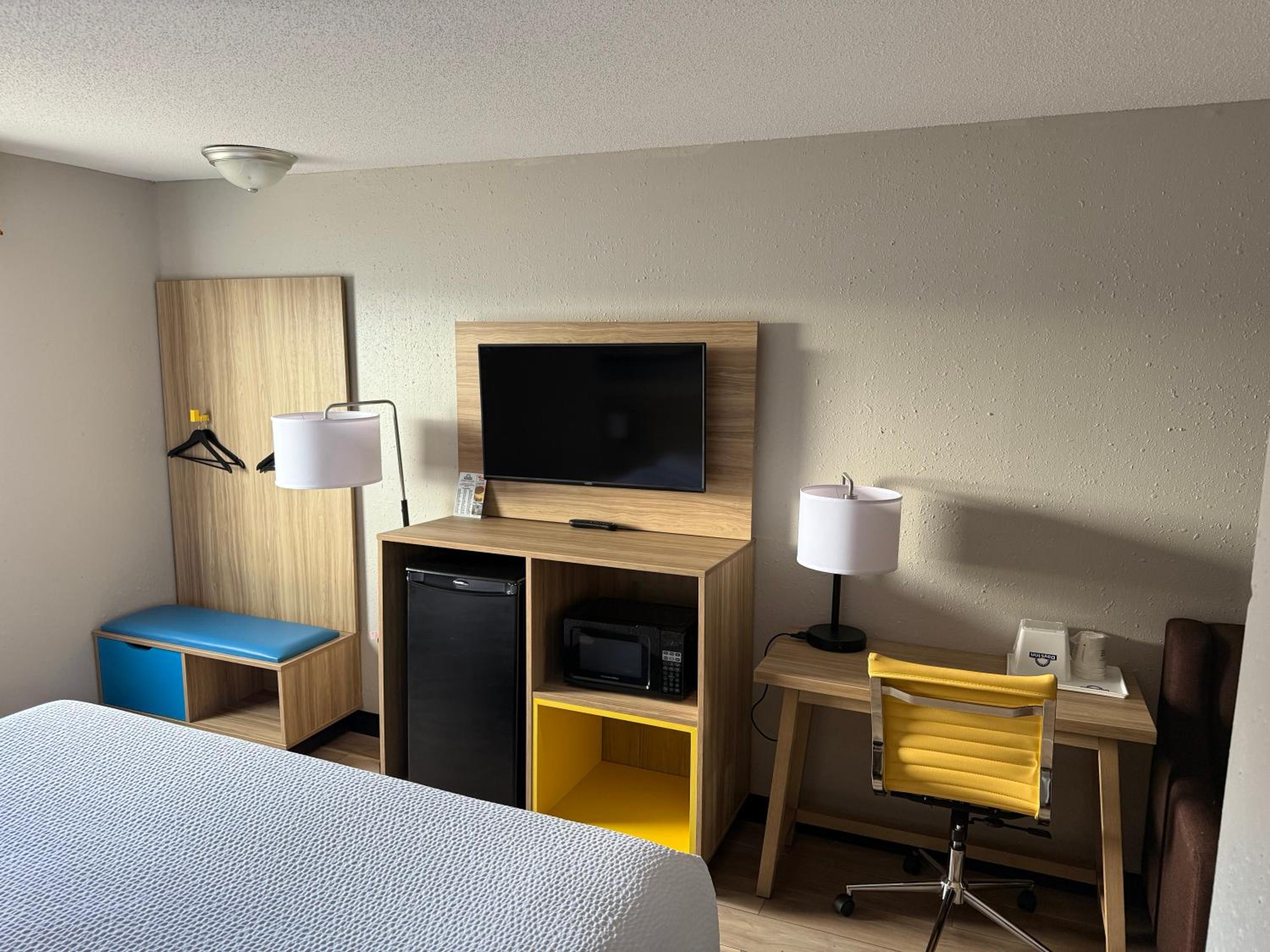 King Room with Bath Tub - Mobility Accessible/Non-Smoking - Photo 6