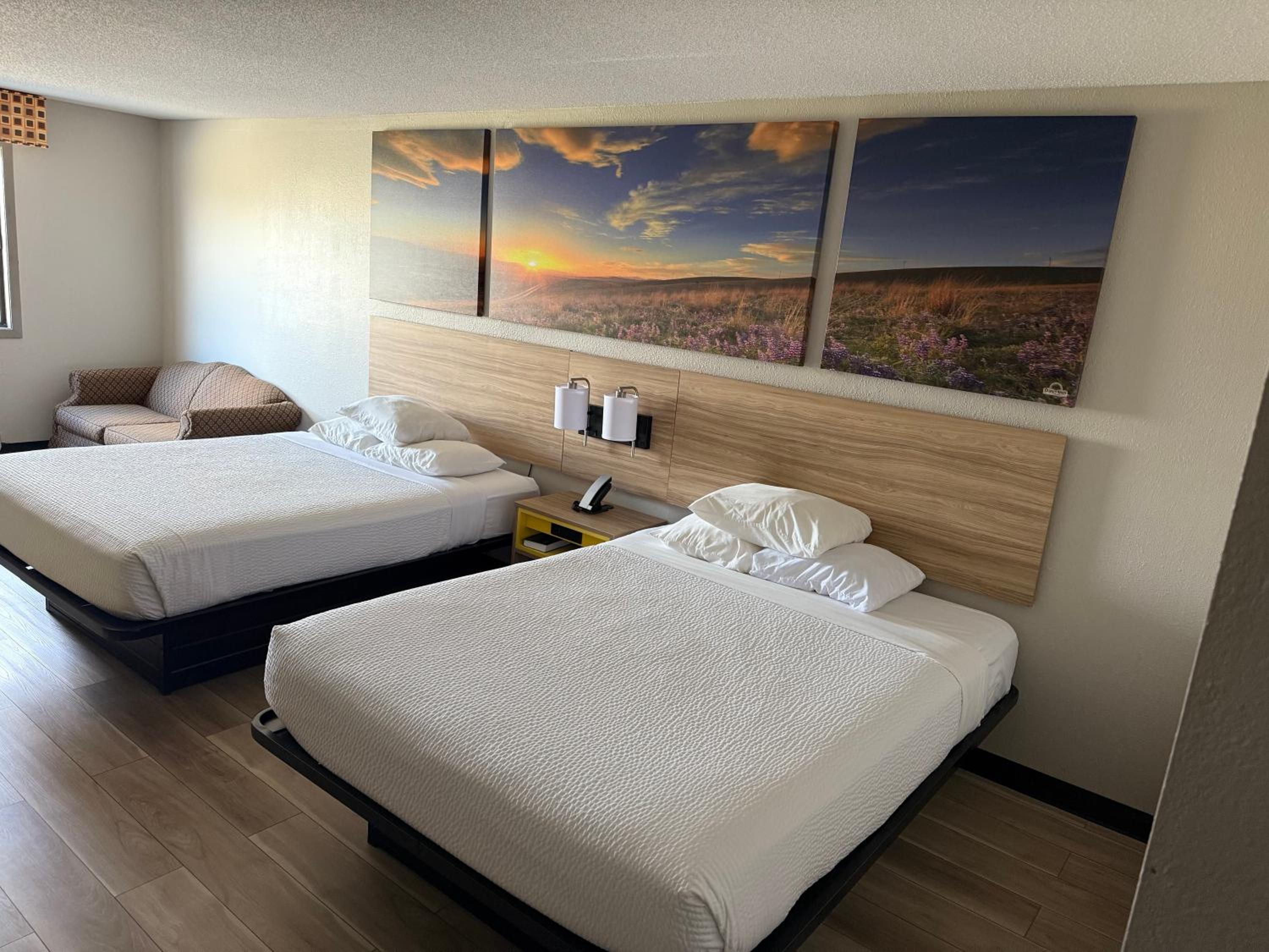 Deluxe Queen Room with Two Queen Beds - Non-Smoking - Photo 3