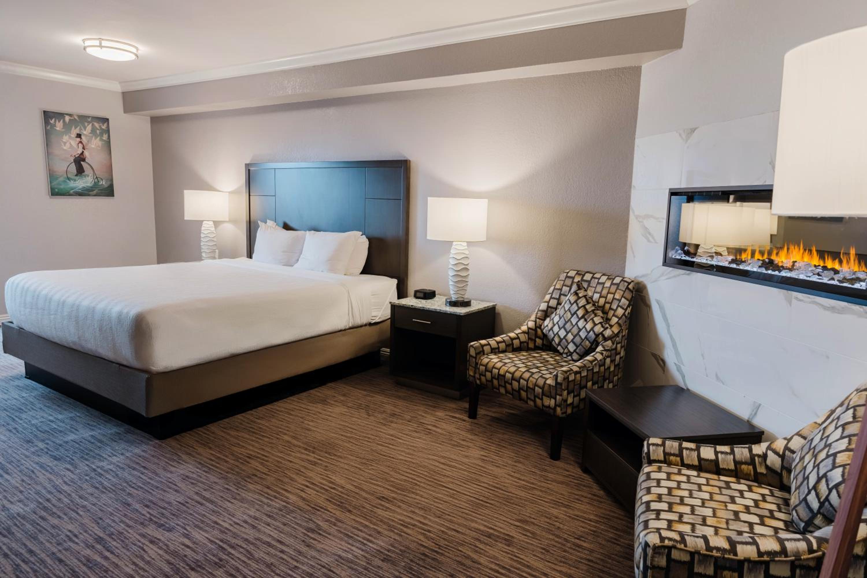 Standard King Room with Balcony and Fireplace - Non Smoking - Photo 1