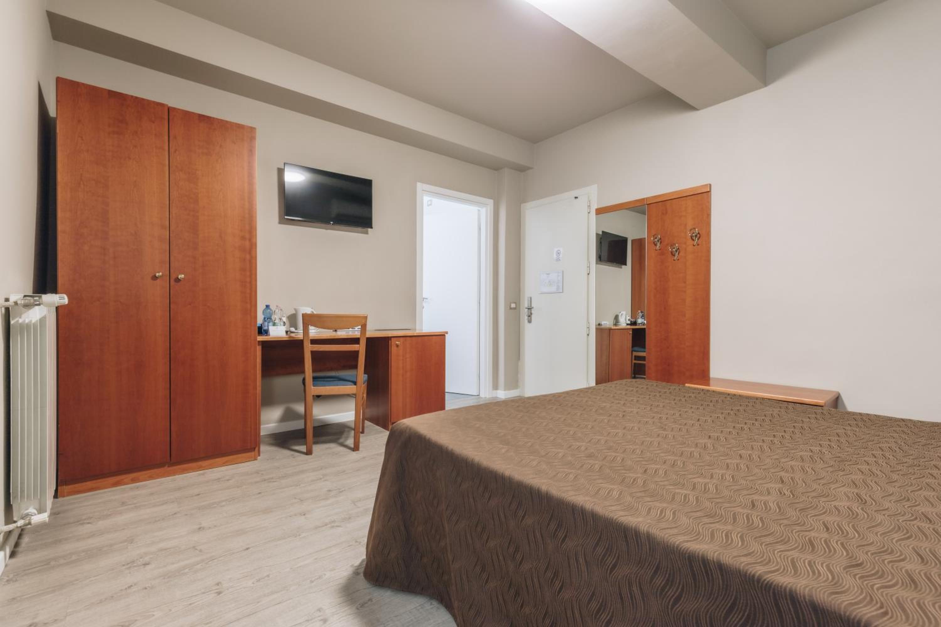 Double or Twin Room - Photo 7