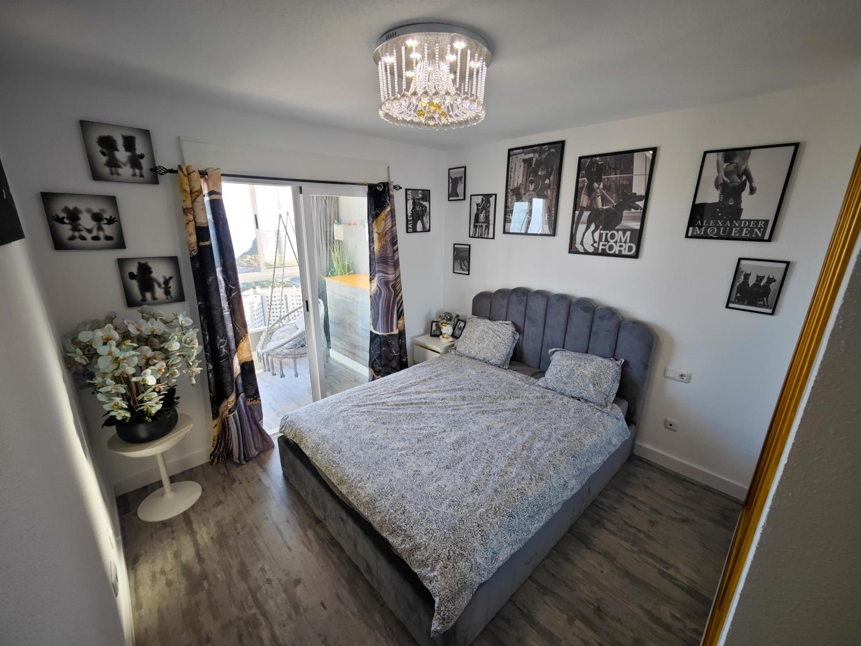 Apartamento de dos habitaciones con balcón y vista al mar
