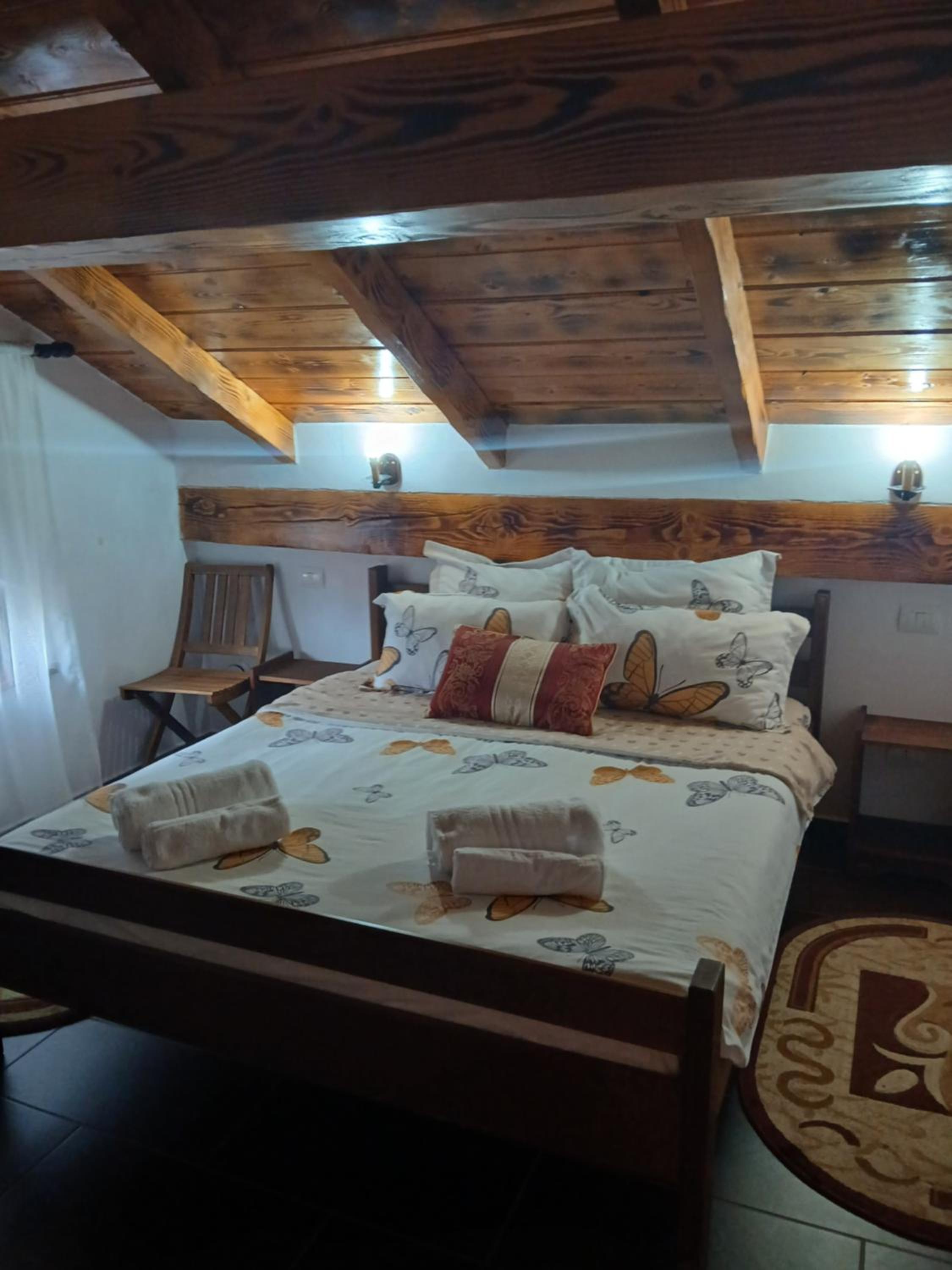Five-Bedroom House - Photo 1