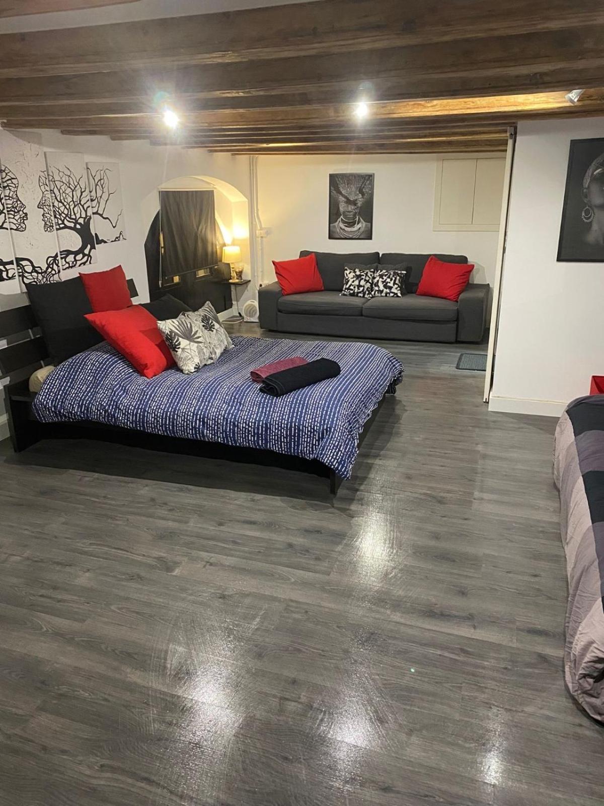 One-Bedroom Apartment photo 2