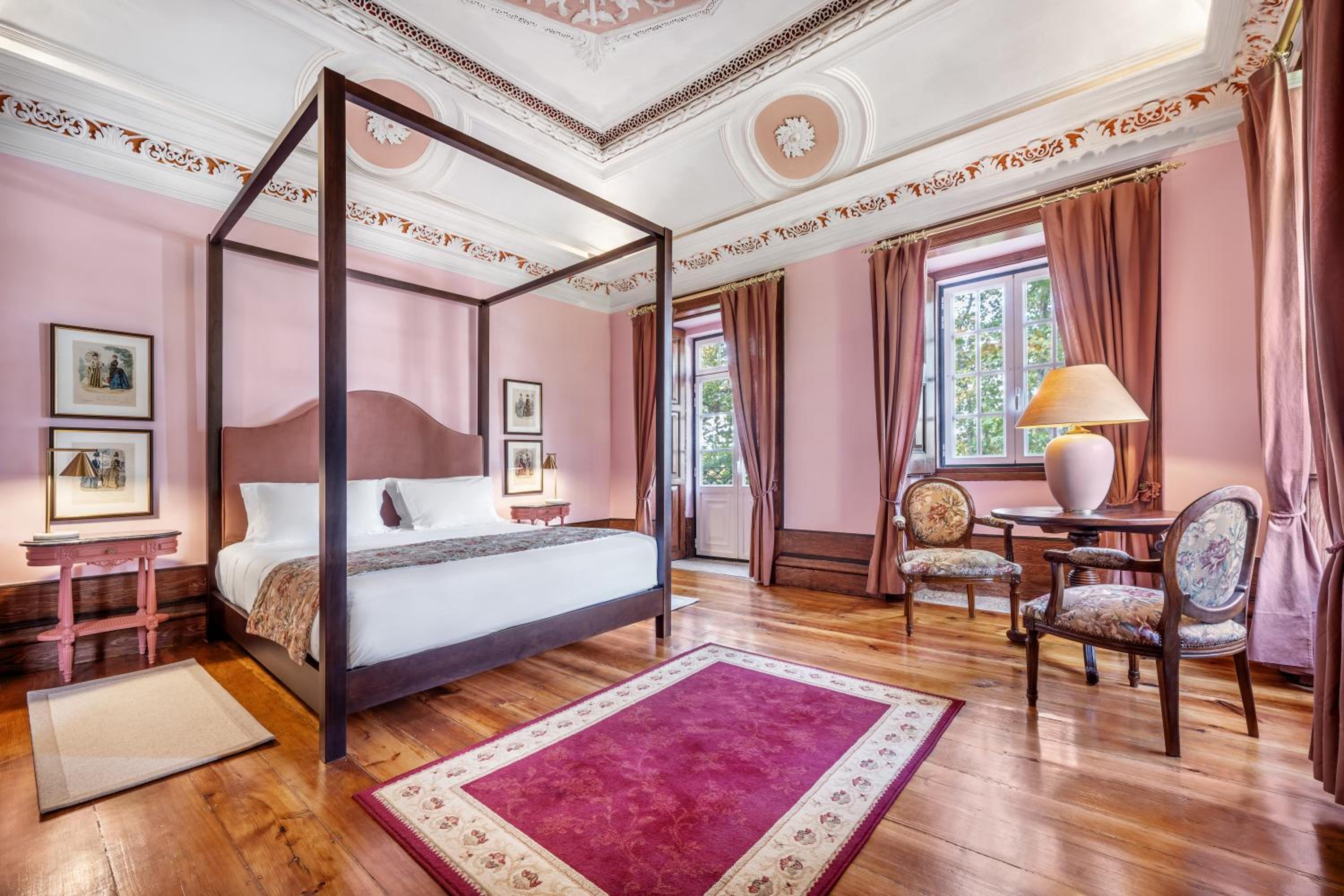 Deluxe King Suite photo 1