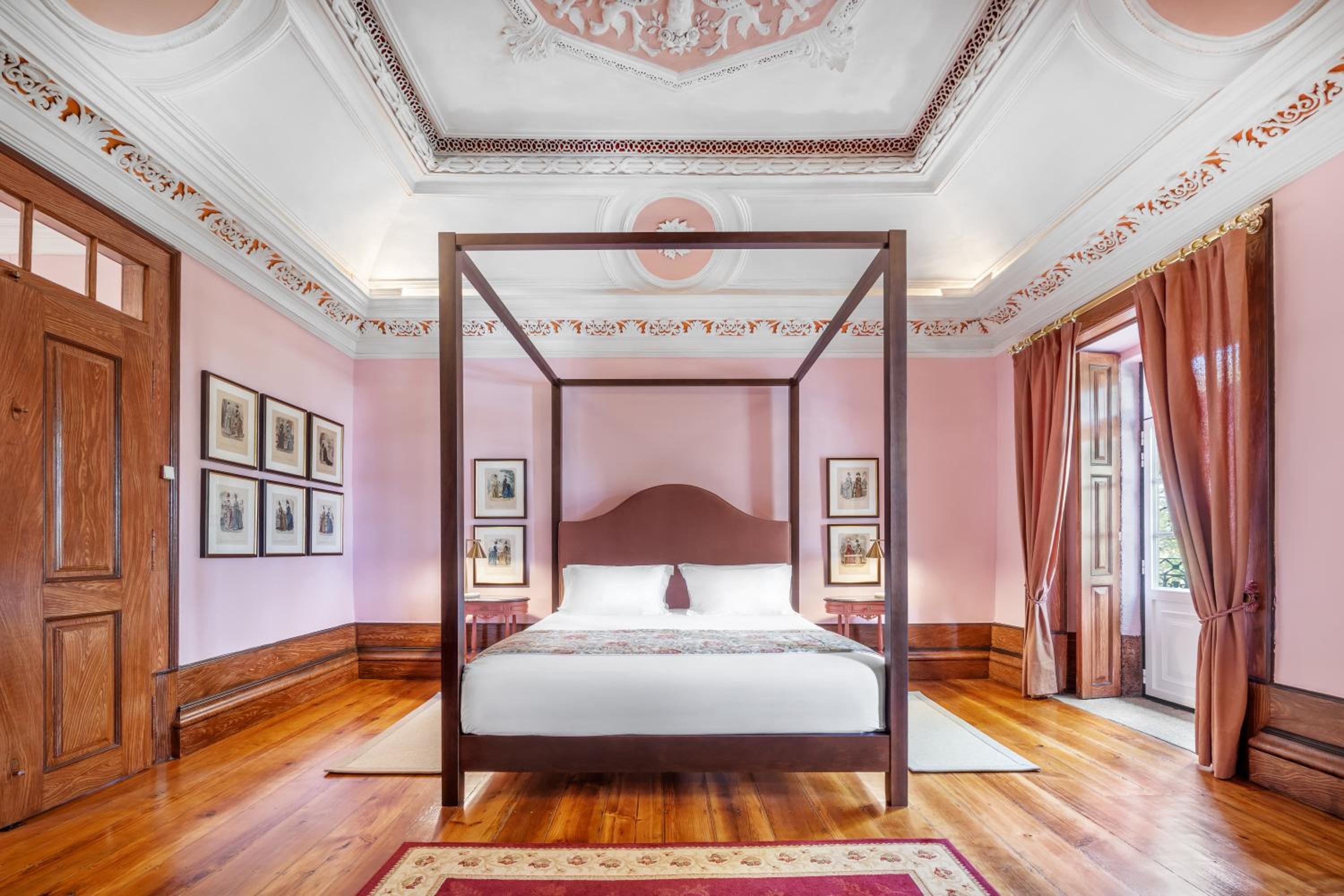 Deluxe King Suite photo 3