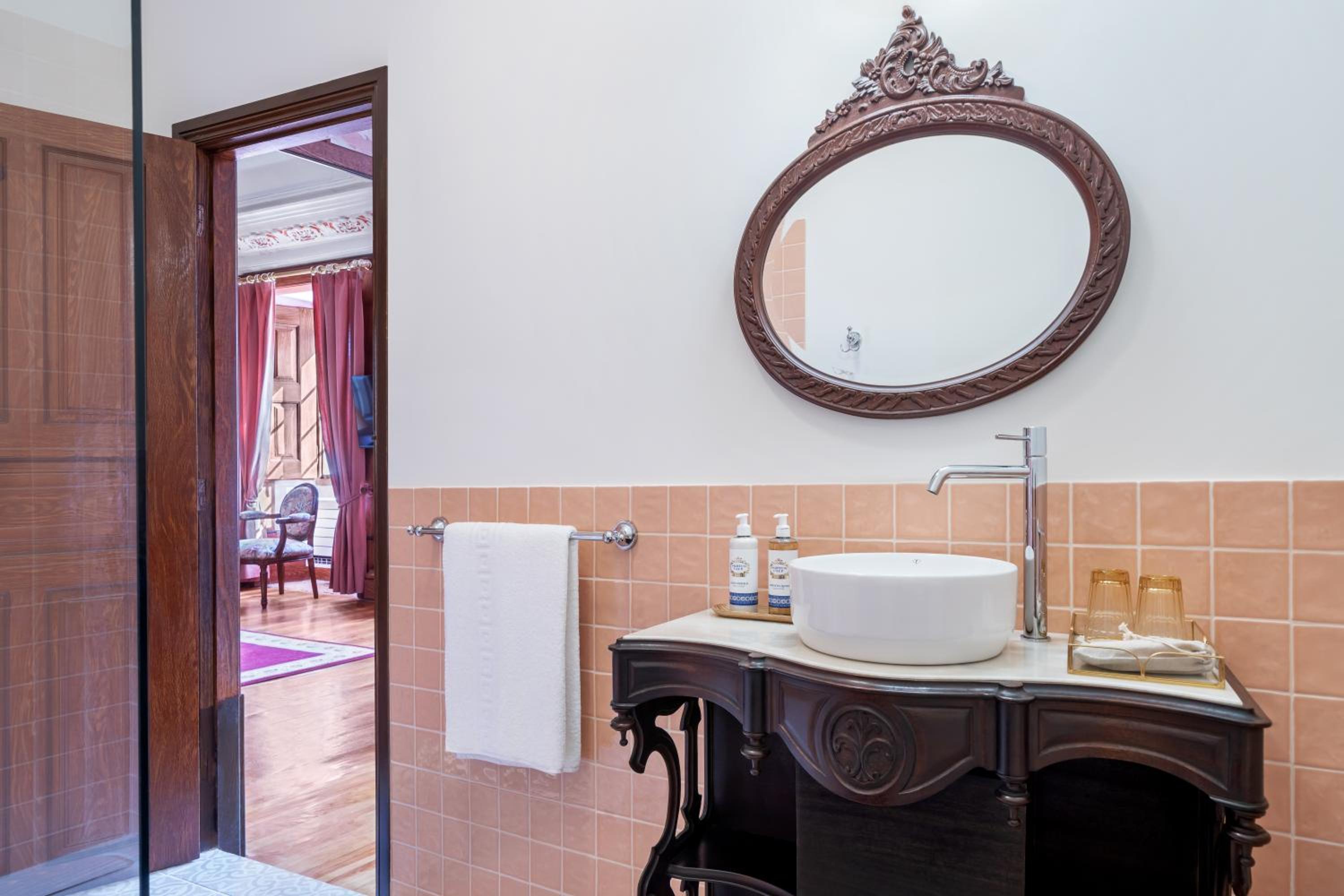 Deluxe King Suite photo 2