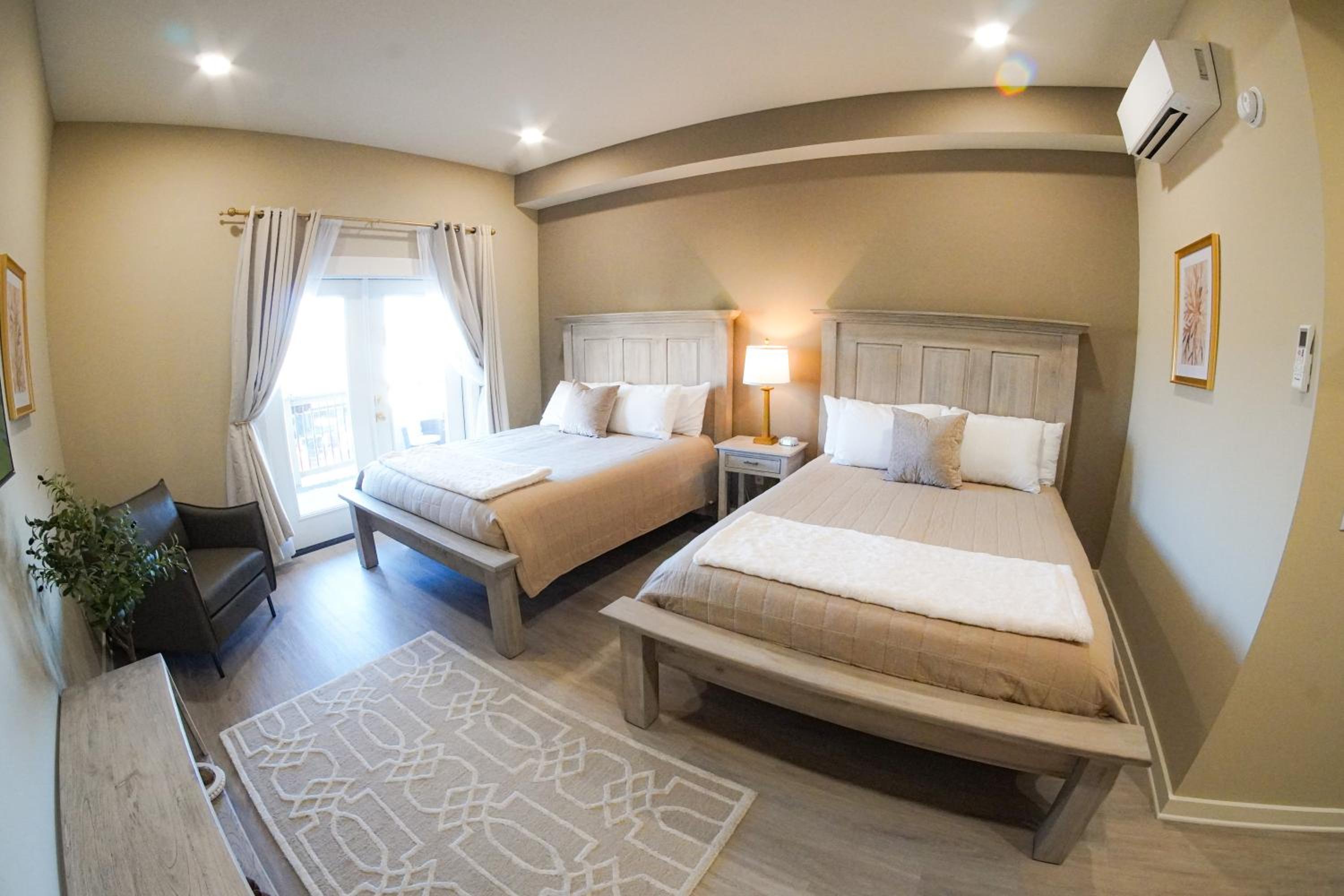 Queen Room with Two Queen Beds - Photo 4