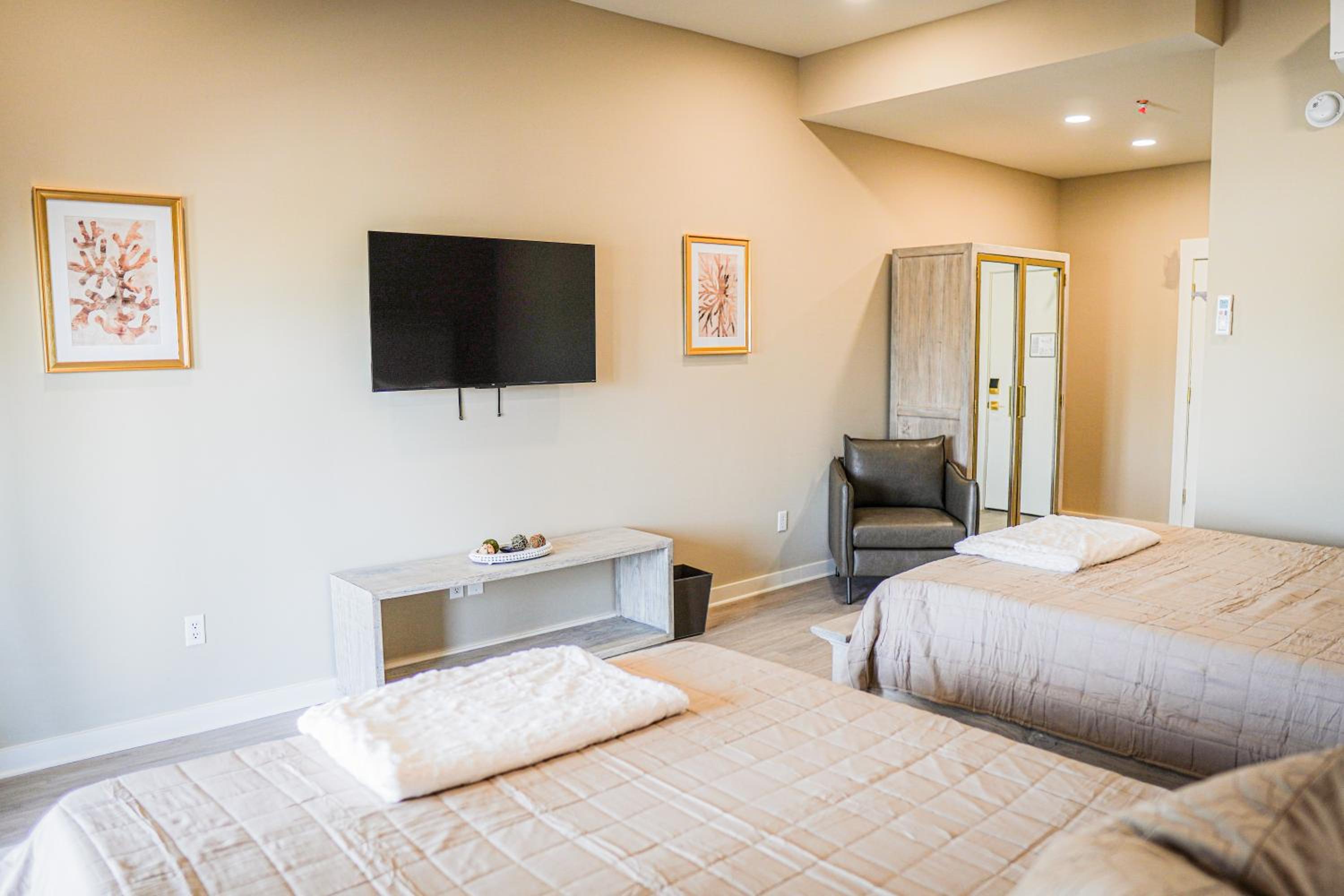 Queen Room with Two Queen Beds - Photo 5