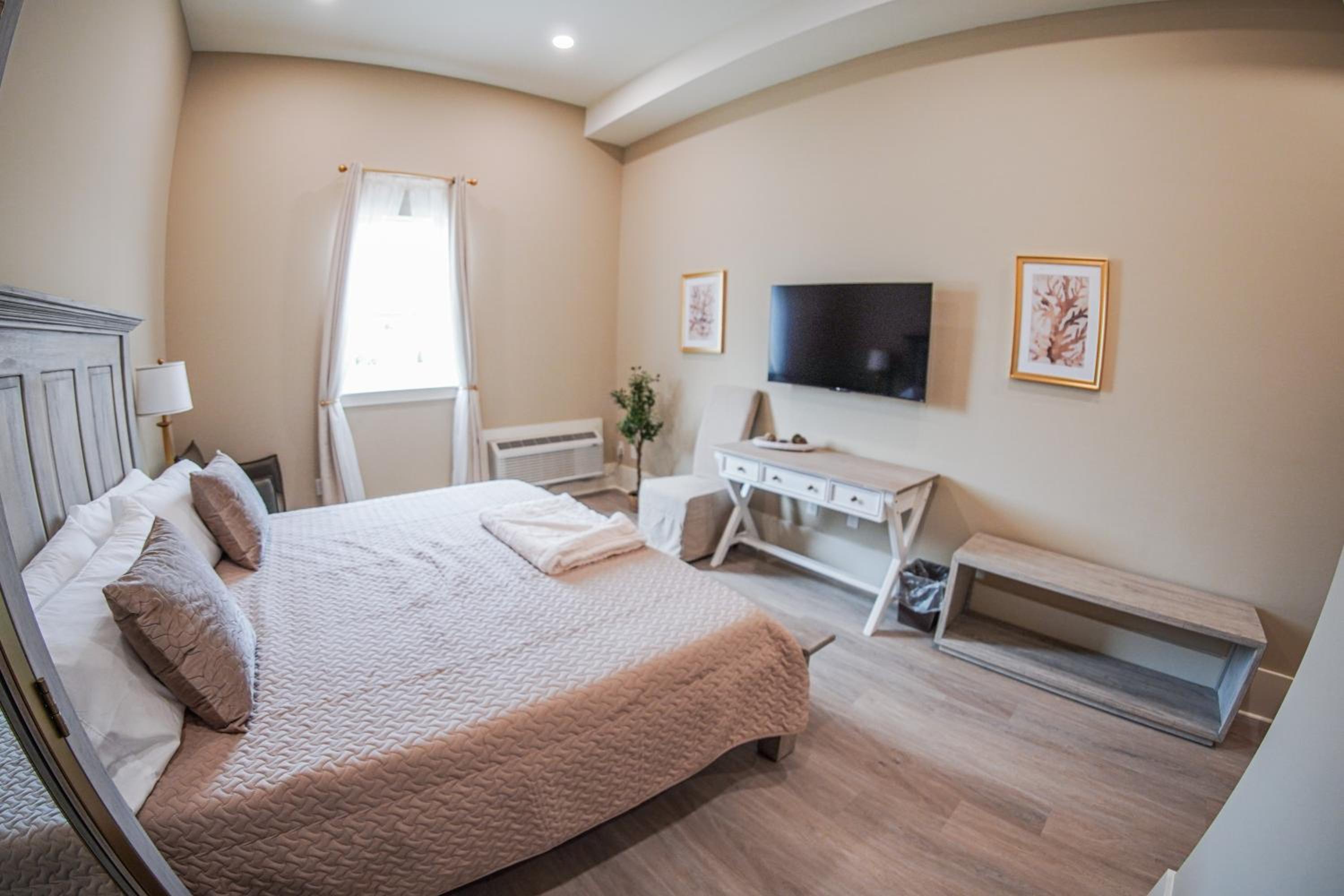 King Room with Roll-In Shower - Disability Access - Photo 2
