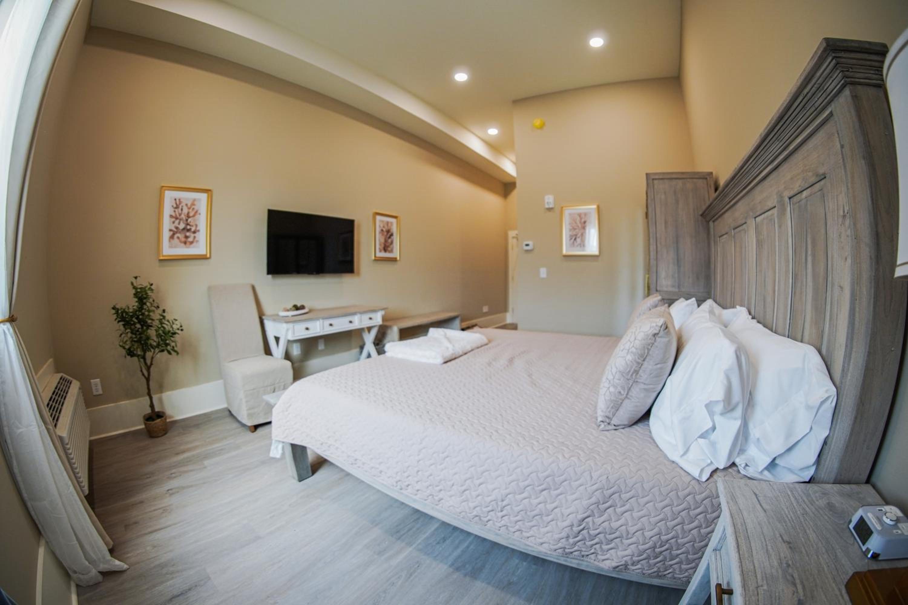 King Room with Roll-In Shower - Disability Access - Photo 1