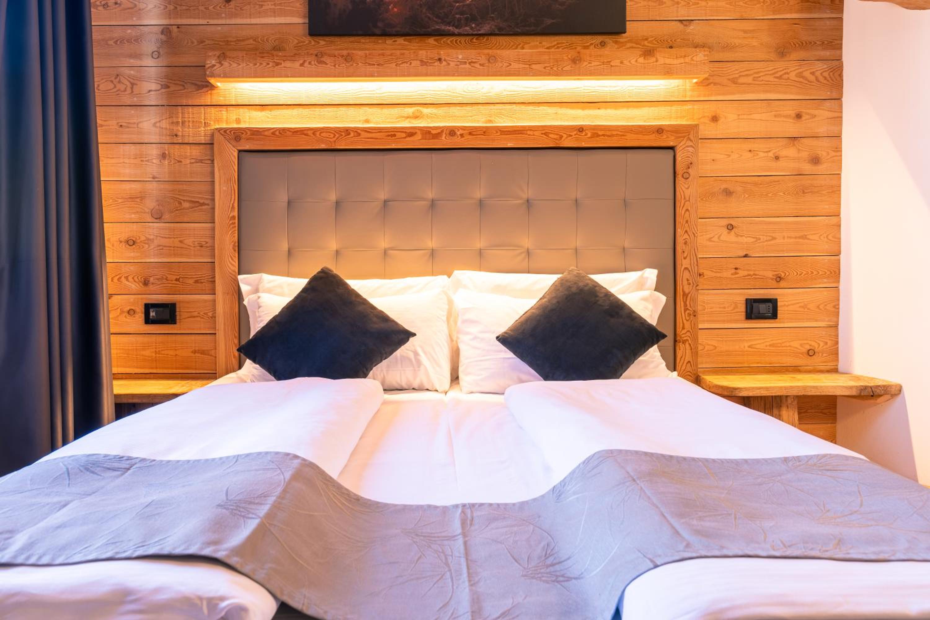 Double or Twin Room - Photo 8