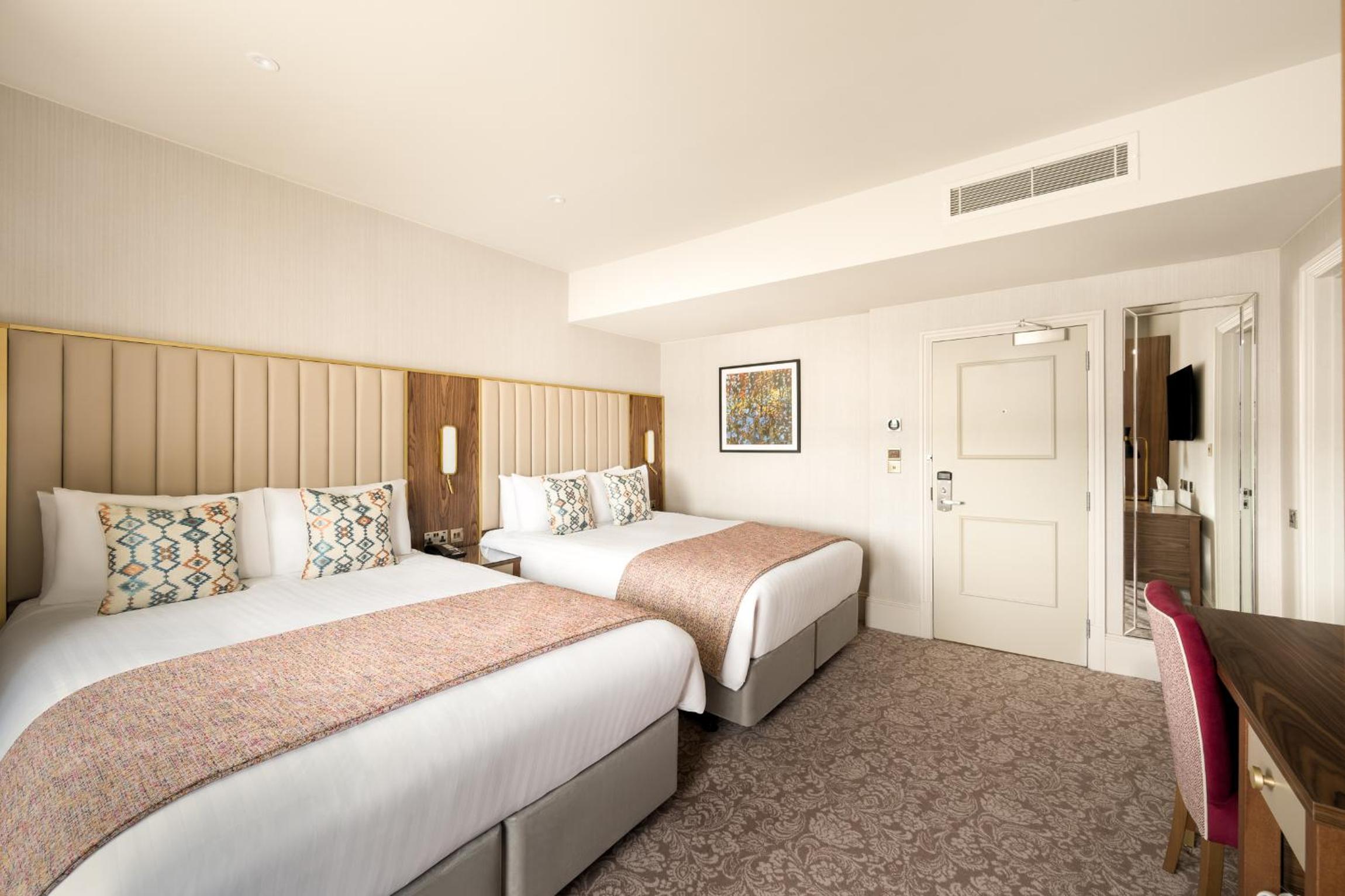 Standard Room with Two Queen Beds - Photo 8