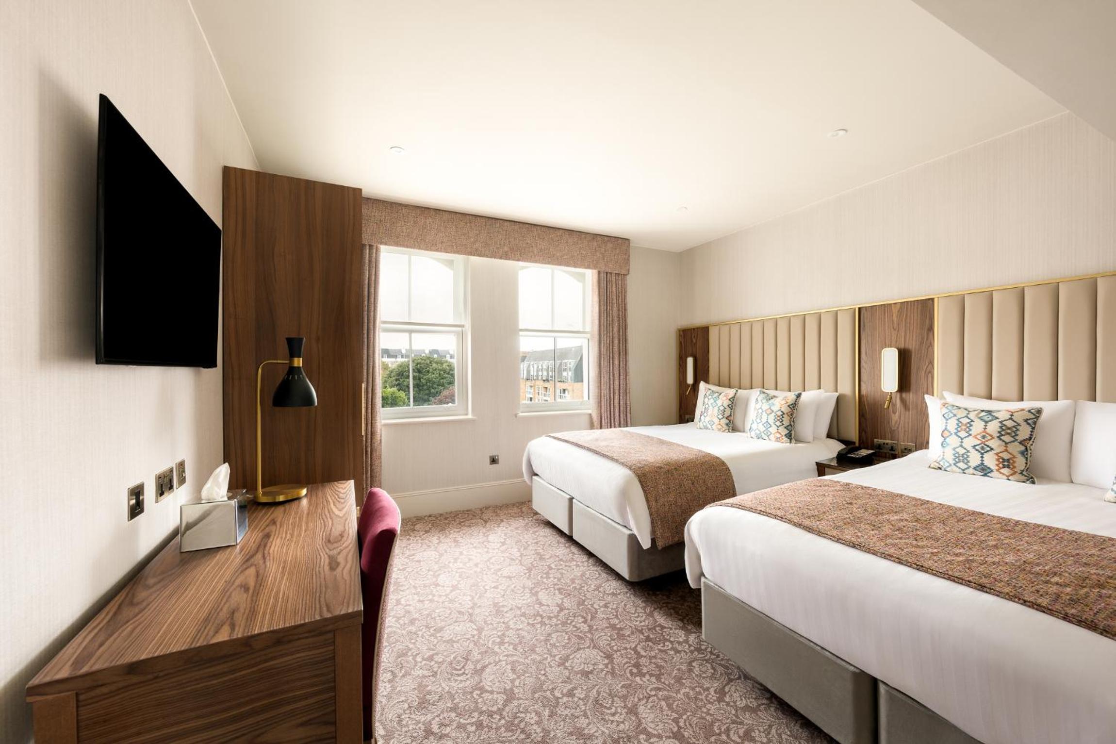 Standard Room with Two Queen Beds - Photo 12
