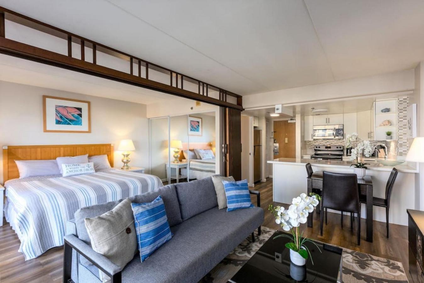 1519 Ilikai Collection 9 Beachfront Resort recently upgraded: Apartment photo
