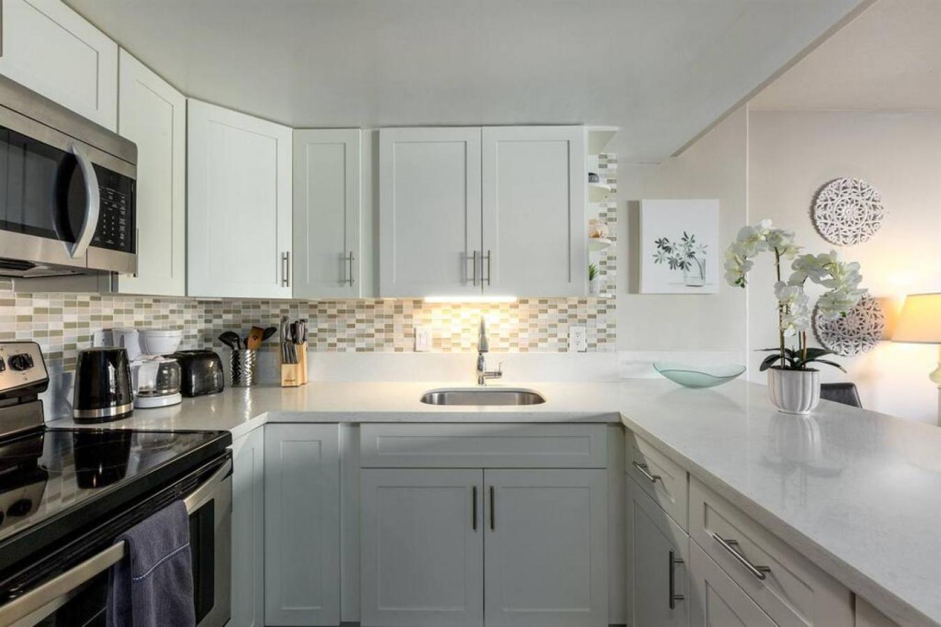 1519 Ilikai Collection 9 Beachfront Resort recently upgraded: Apartment photo