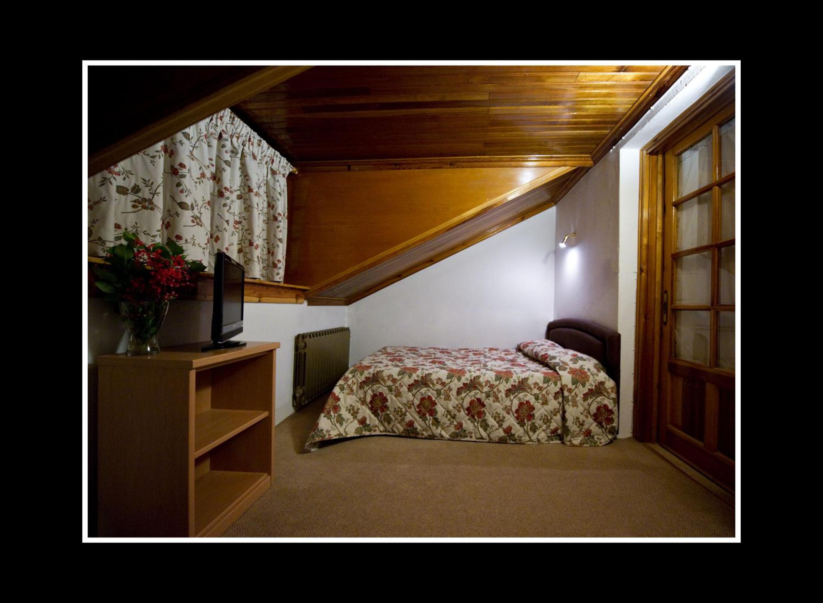  Double Room - Attic photo 3