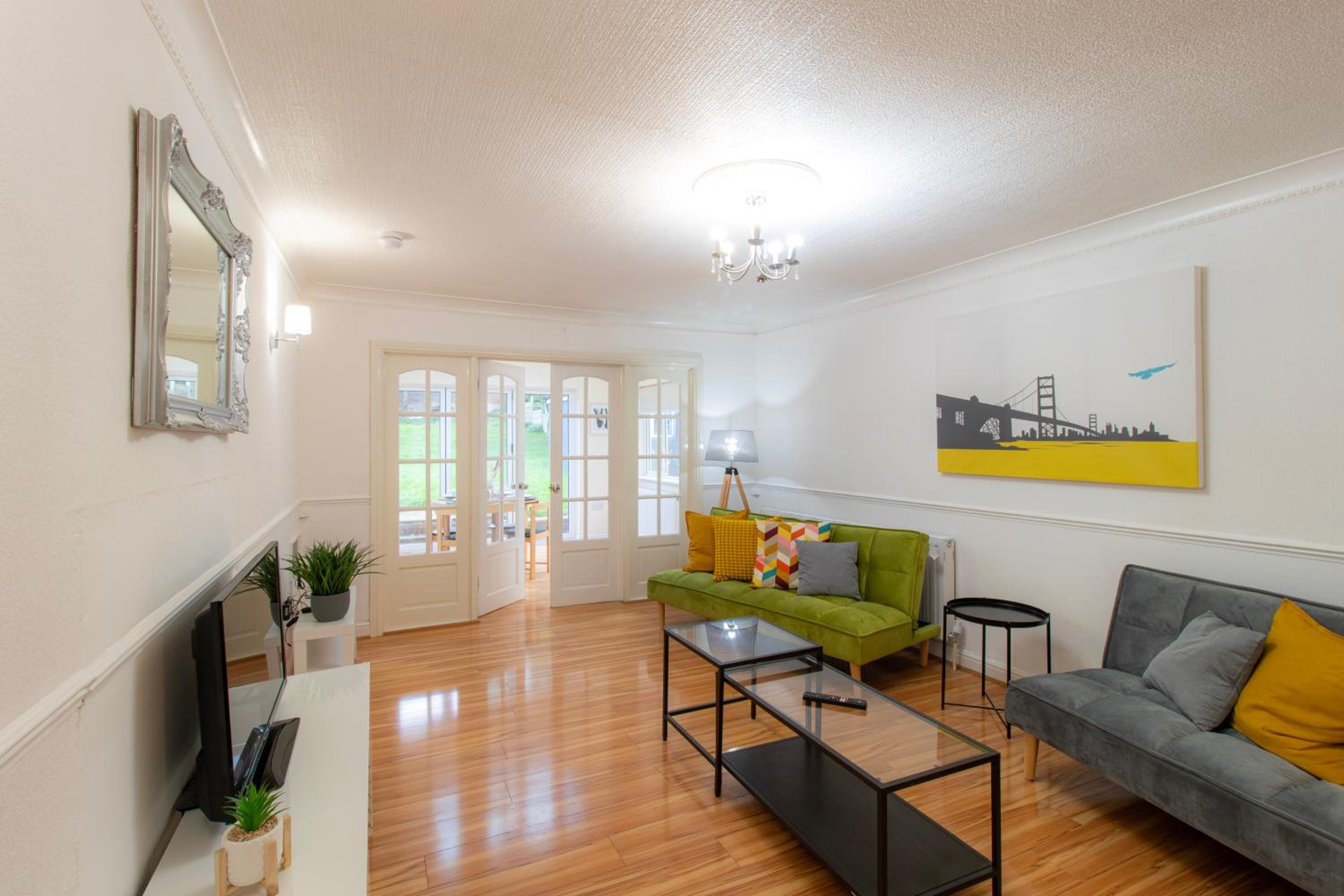 Five-Bedroom House photo 1