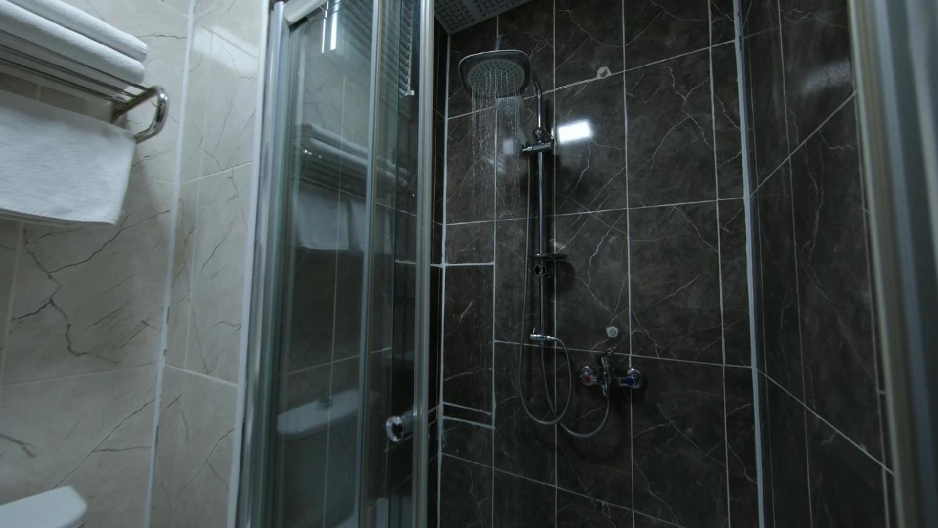 Standard Twin Room - Photo 8