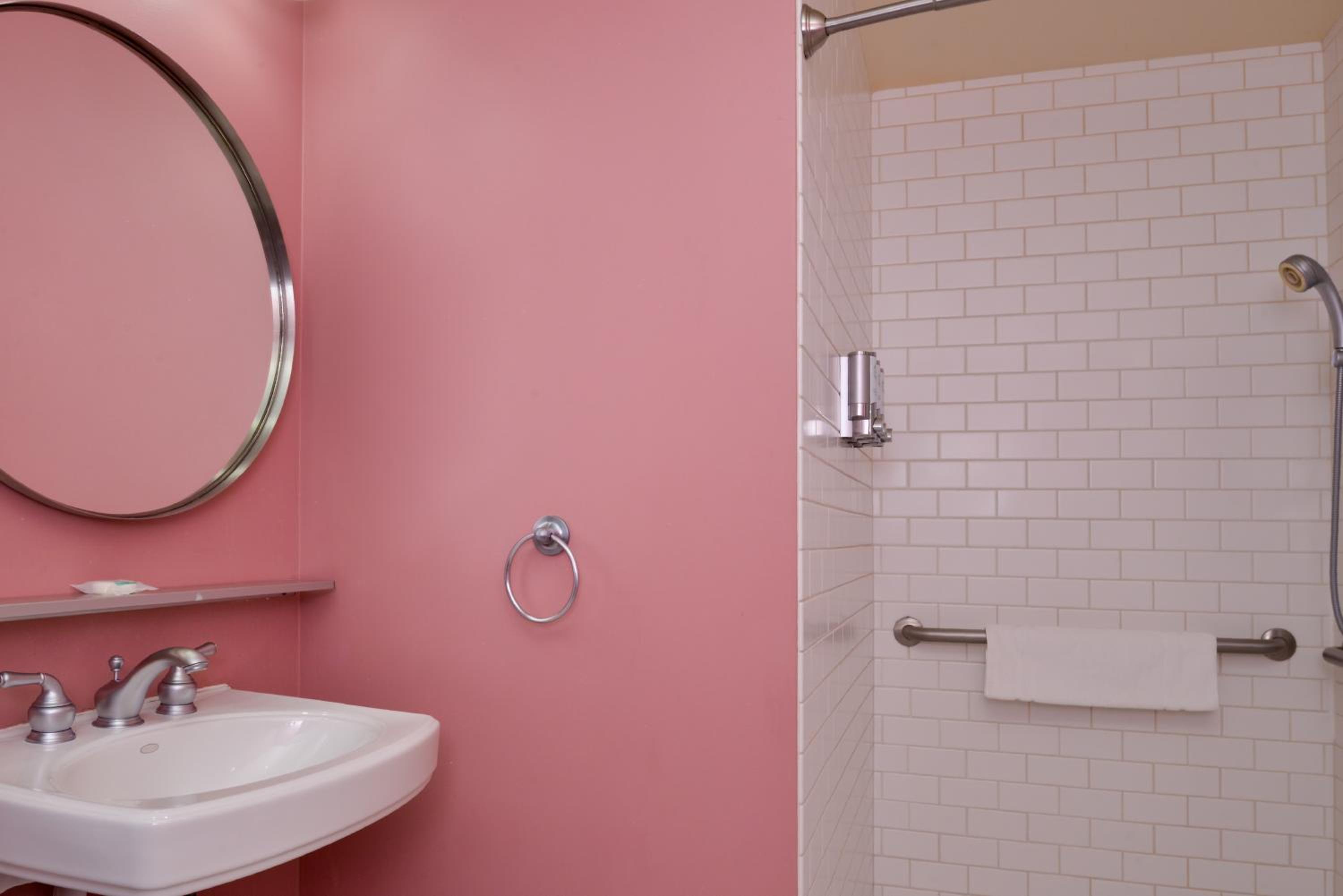 Queen Room - Disability Access - Photo 7