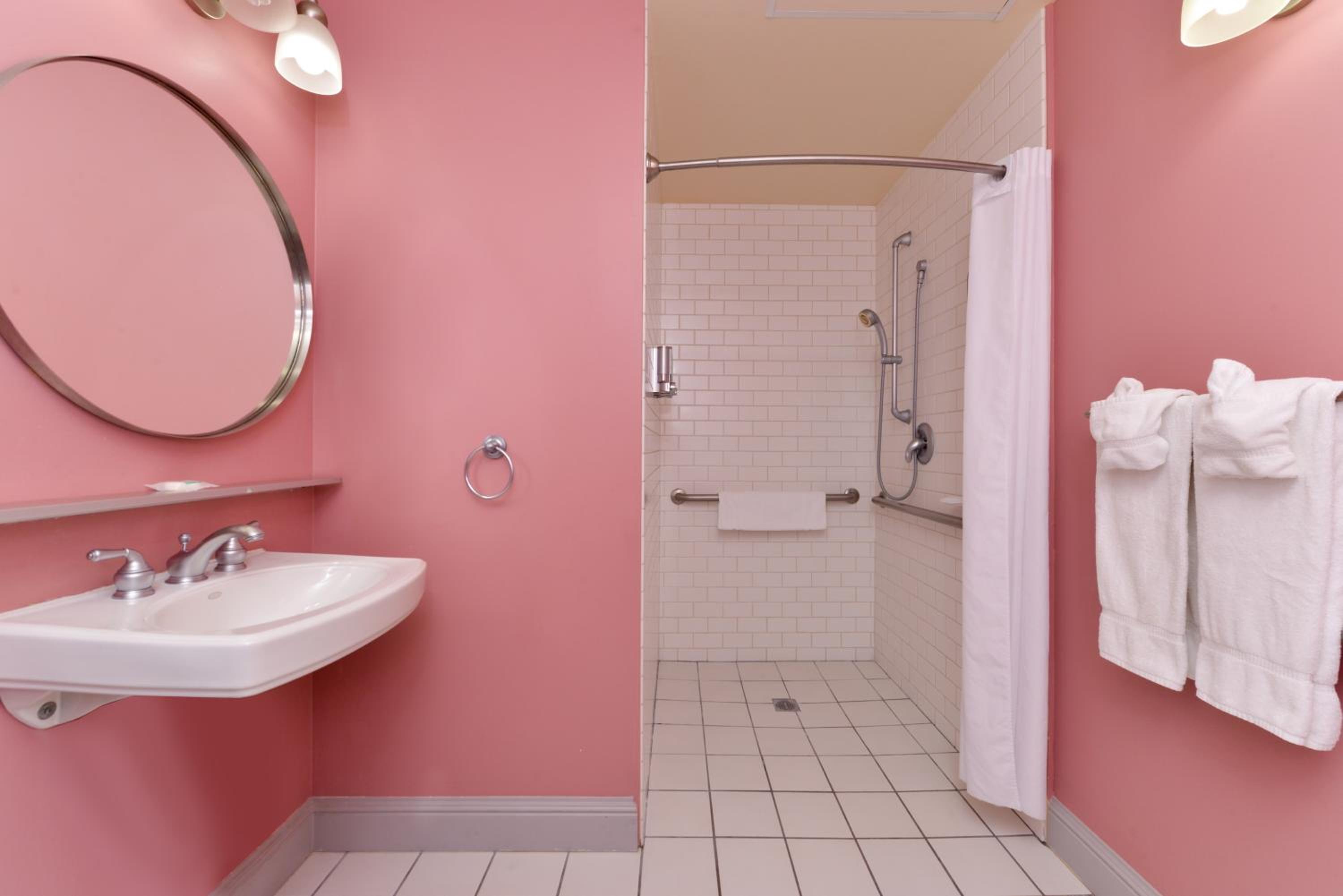 Queen Room - Disability Access - Photo 6